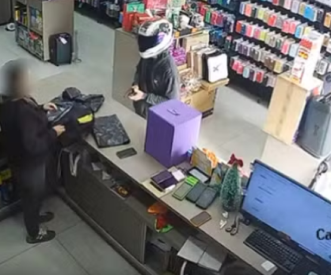 Ladrão atira em prateleira durante assalto e abandona R$ 32 mil em celulares na fuga