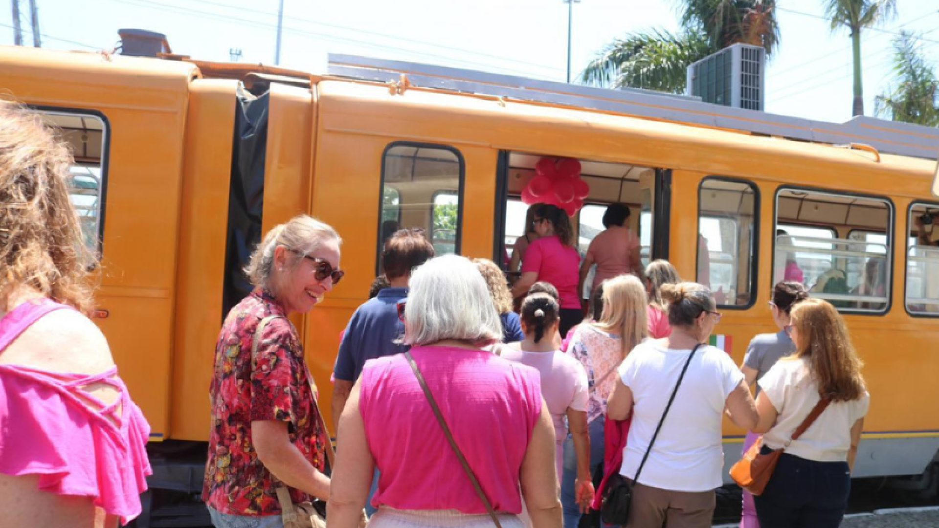 Bonde turístico de Santos será gratuito para mulheres vestindo rosa nesta terça-feira