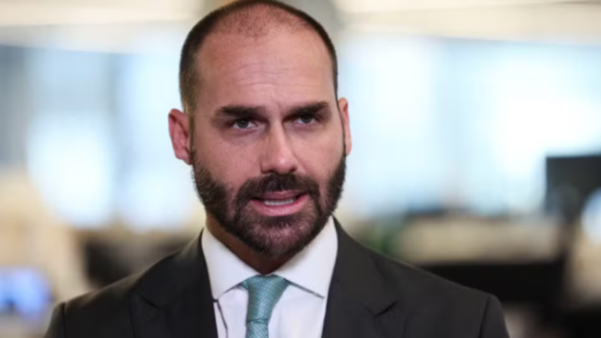 Eduardo Bolsonaro tem indicação à liderança da minoria barrada e pode perder mandato por faltas