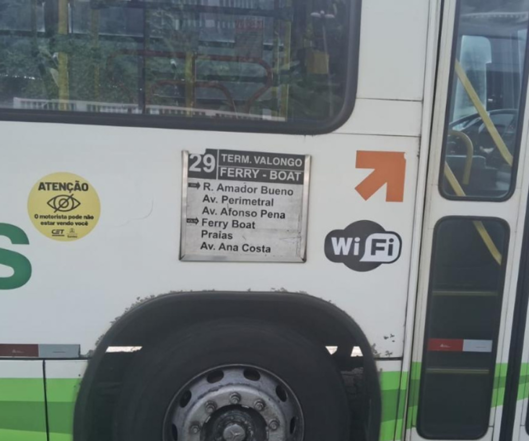 Ônibus de Santos recebem selos que alertam sobre pontos cegos
