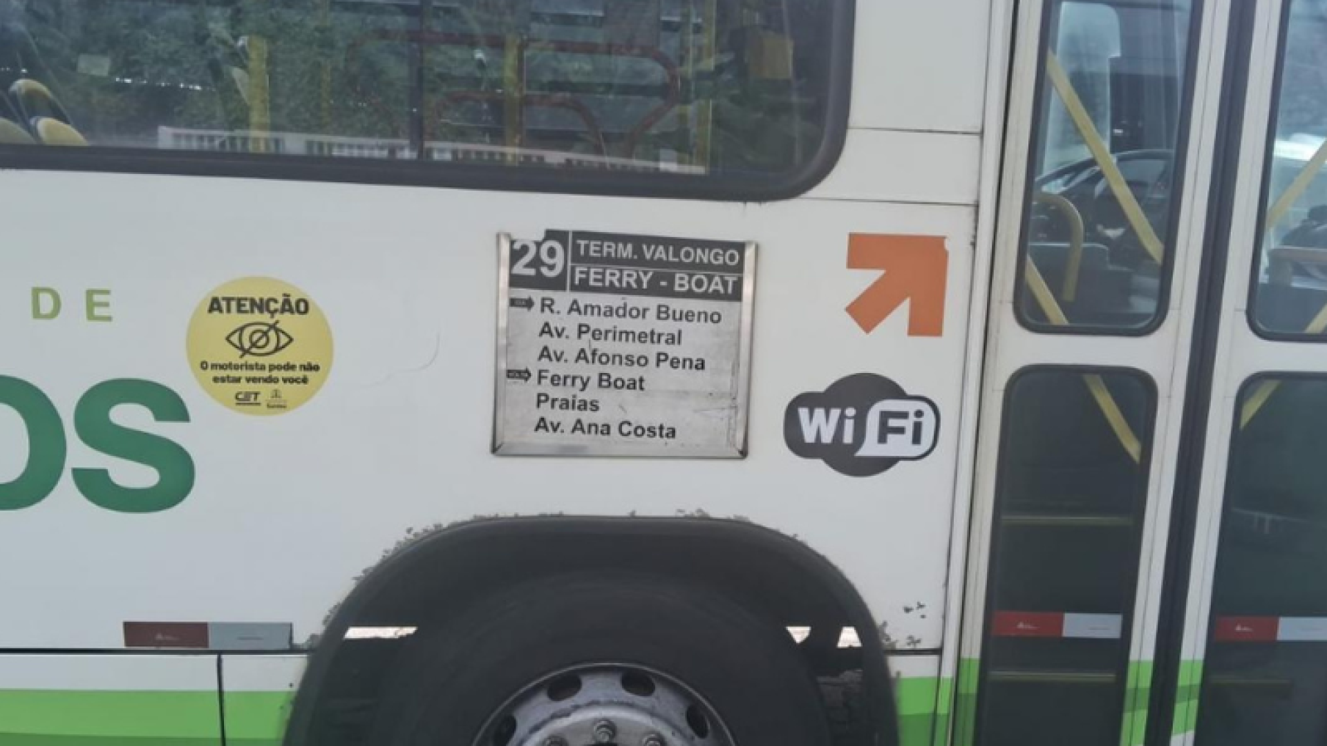 Ônibus de Santos recebem selos que alertam sobre pontos cegos