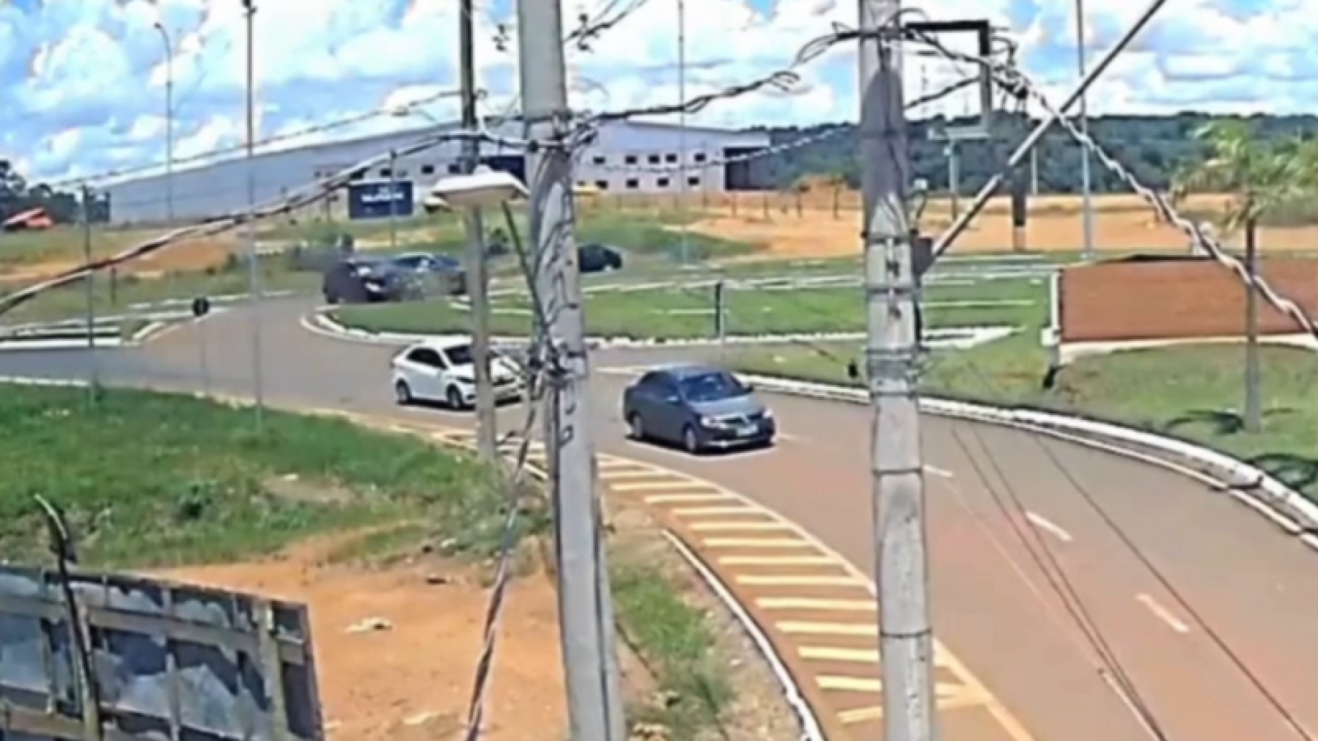 Carro em alta velocidade causa acidente e deixa cinco feridos na MGC-452