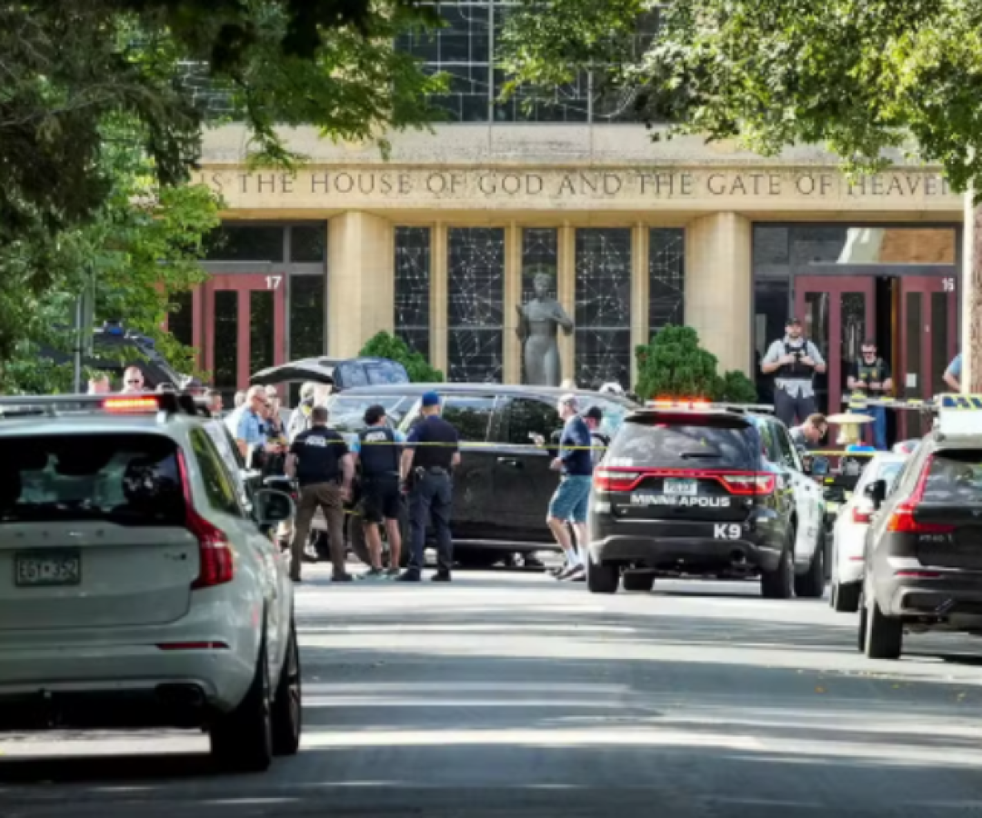 Atirador mata duas crianças e fere 17 pessoas em ataque a igreja nos EUA