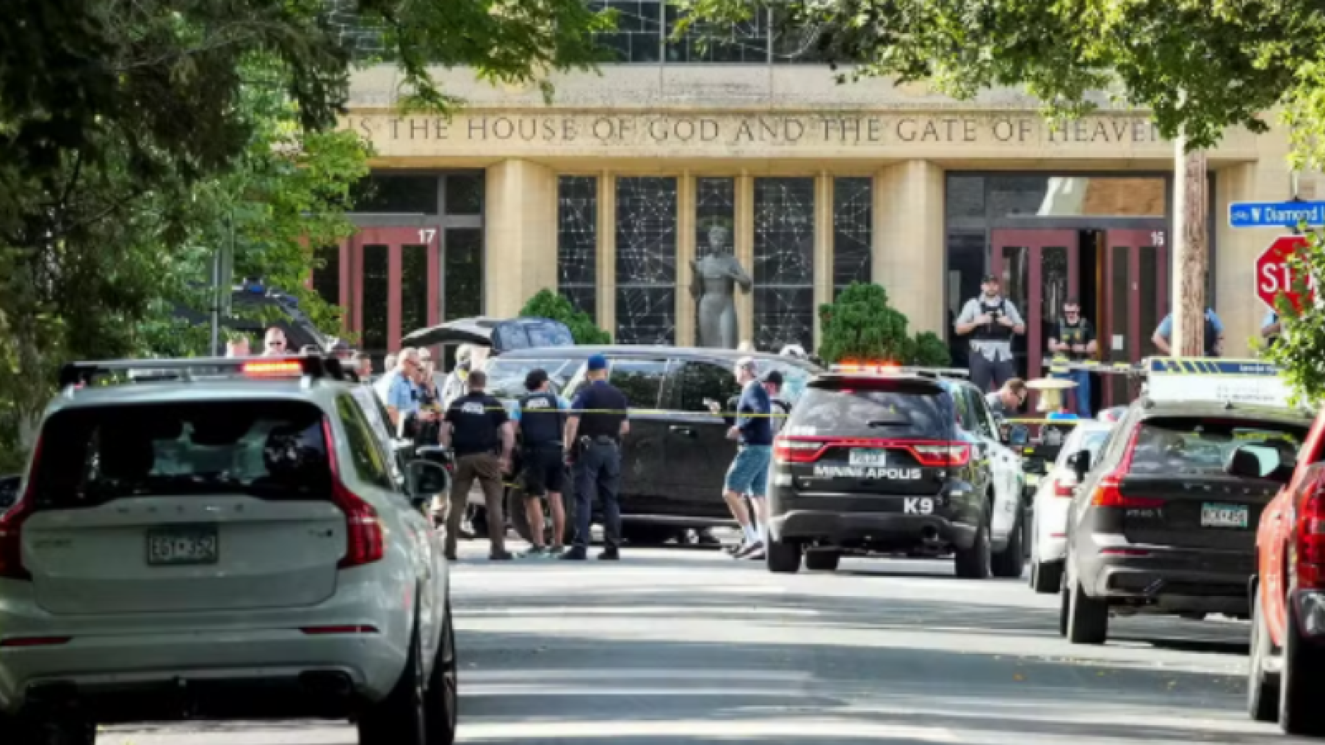 Atirador mata duas crianças e fere 17 pessoas em ataque a igreja nos EUA