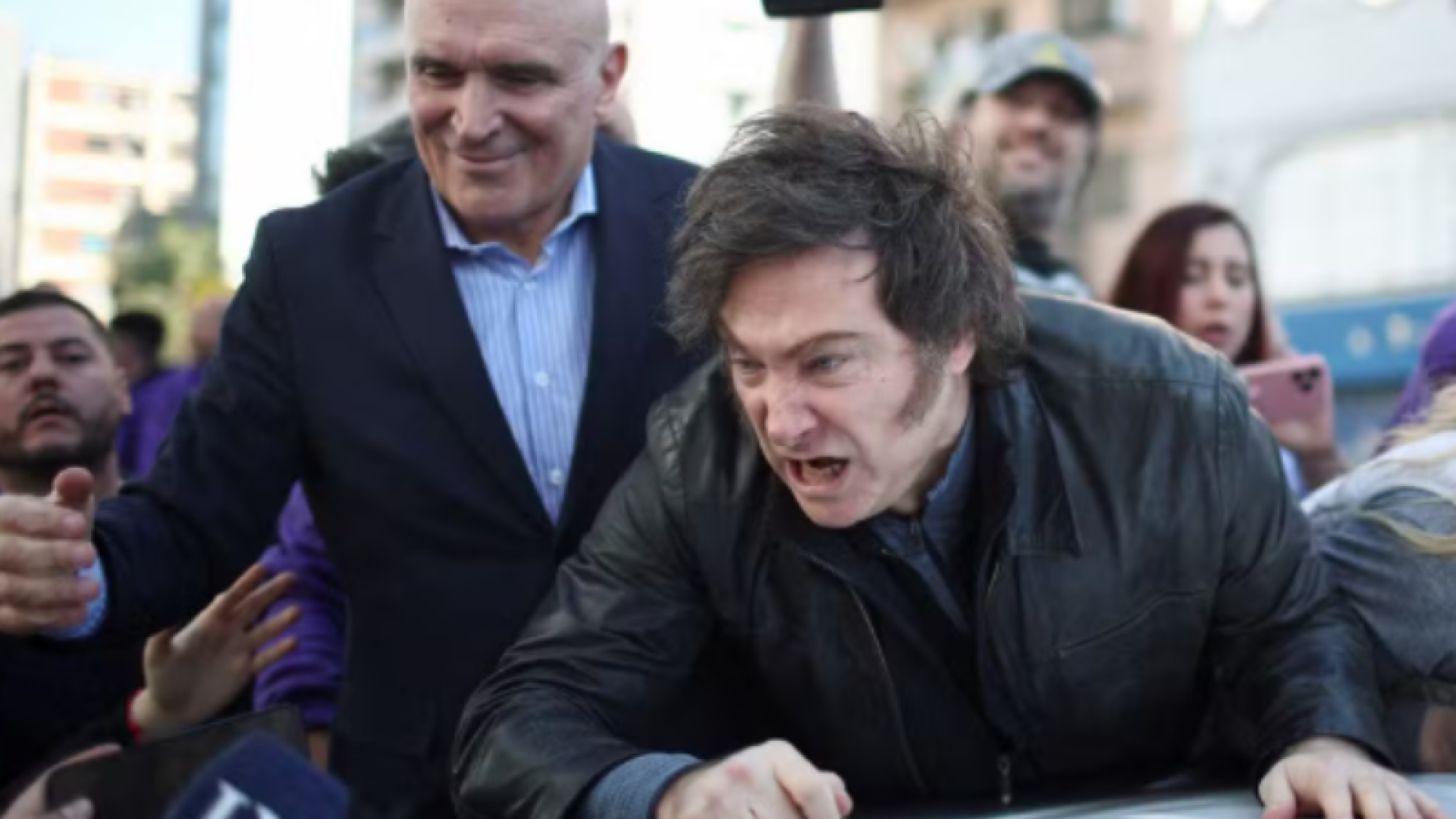 Milei é retirado de carreata após ataques com pedras em Buenos Aires