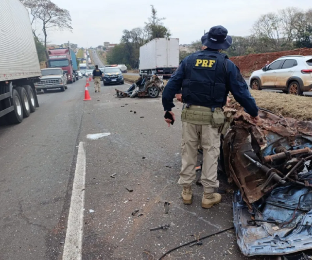 Acidente grave na BR-376 deixa três feridos e carro partido ao meio no Paraná