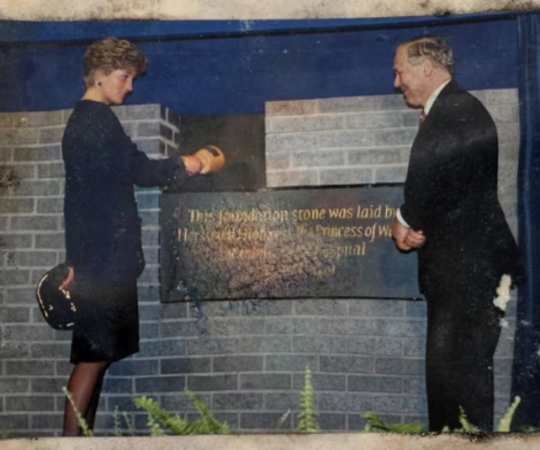 Cápsula do tempo selada por Princesa Diana em 1991 é reaberta em hospital infantil de Londres