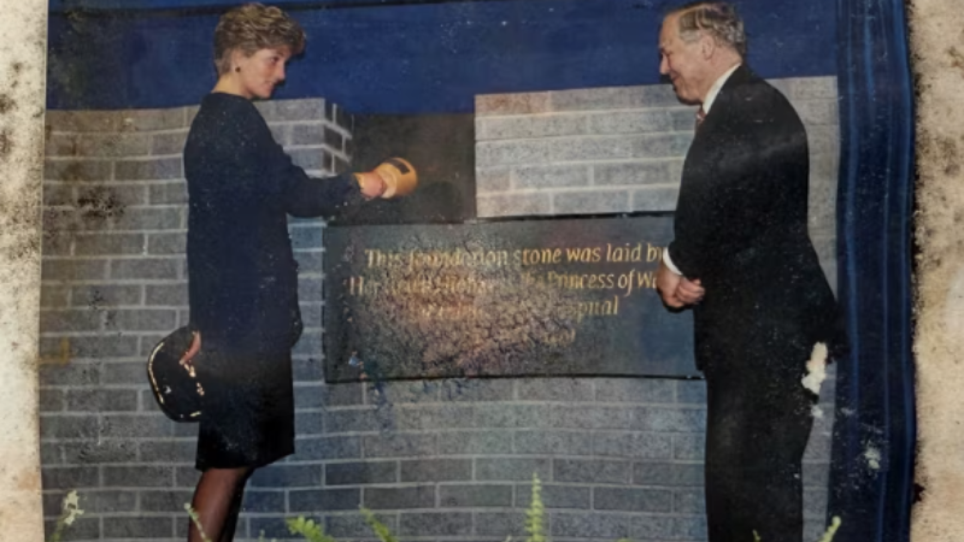 Cápsula do tempo selada por Princesa Diana em 1991 é reaberta em hospital infantil de Londres