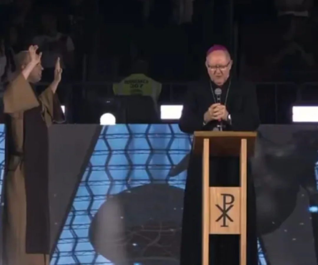 Bispo pede bênção para “livrar o Brasil do comunismo” em evento com 80 mil fiéis