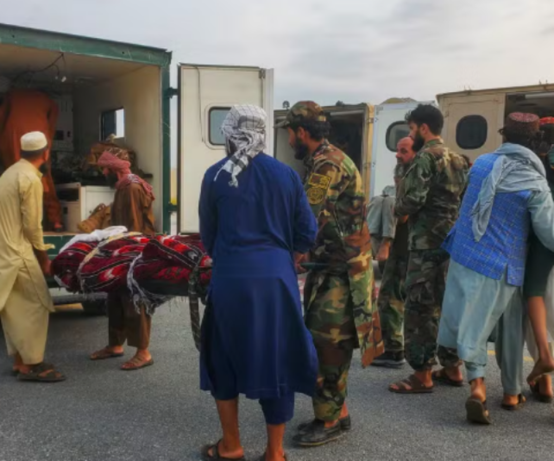 Terremoto no Afeganistão deixa mais de 800 mortos e destrói vilarejos inteiros