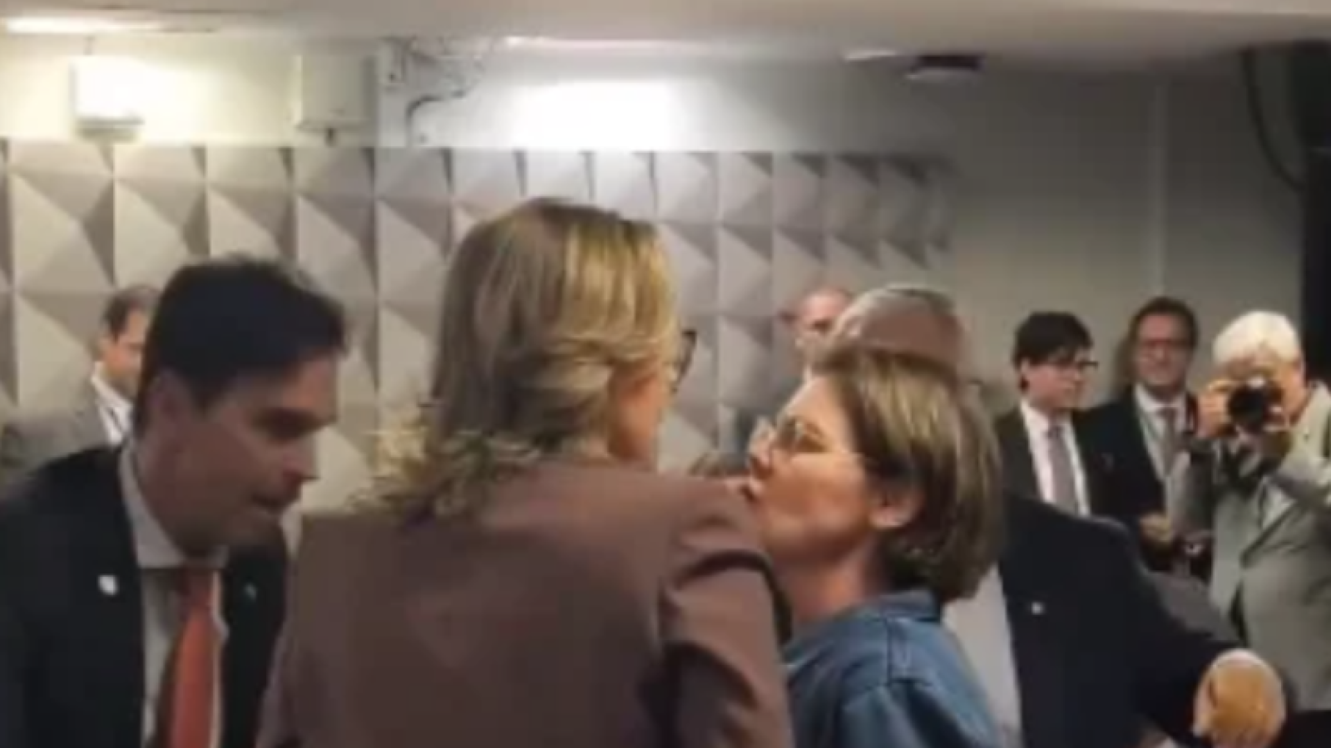 Deputada e senadora se encaram após discussão na CPI do INSS