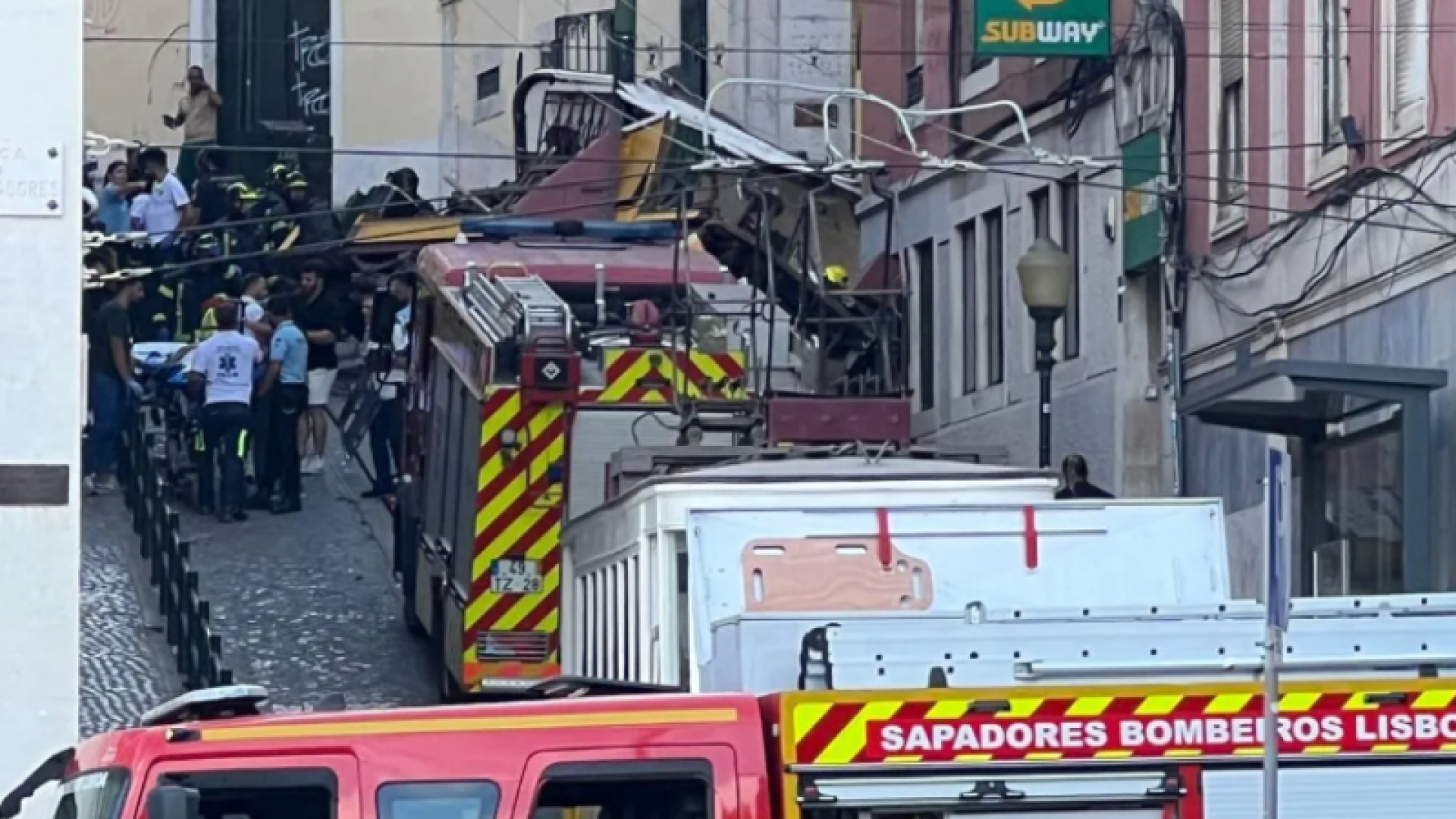 Elevador da Glória descarrila em Lisboa e deixa cerca de 20 feridos, dois em estado crítico