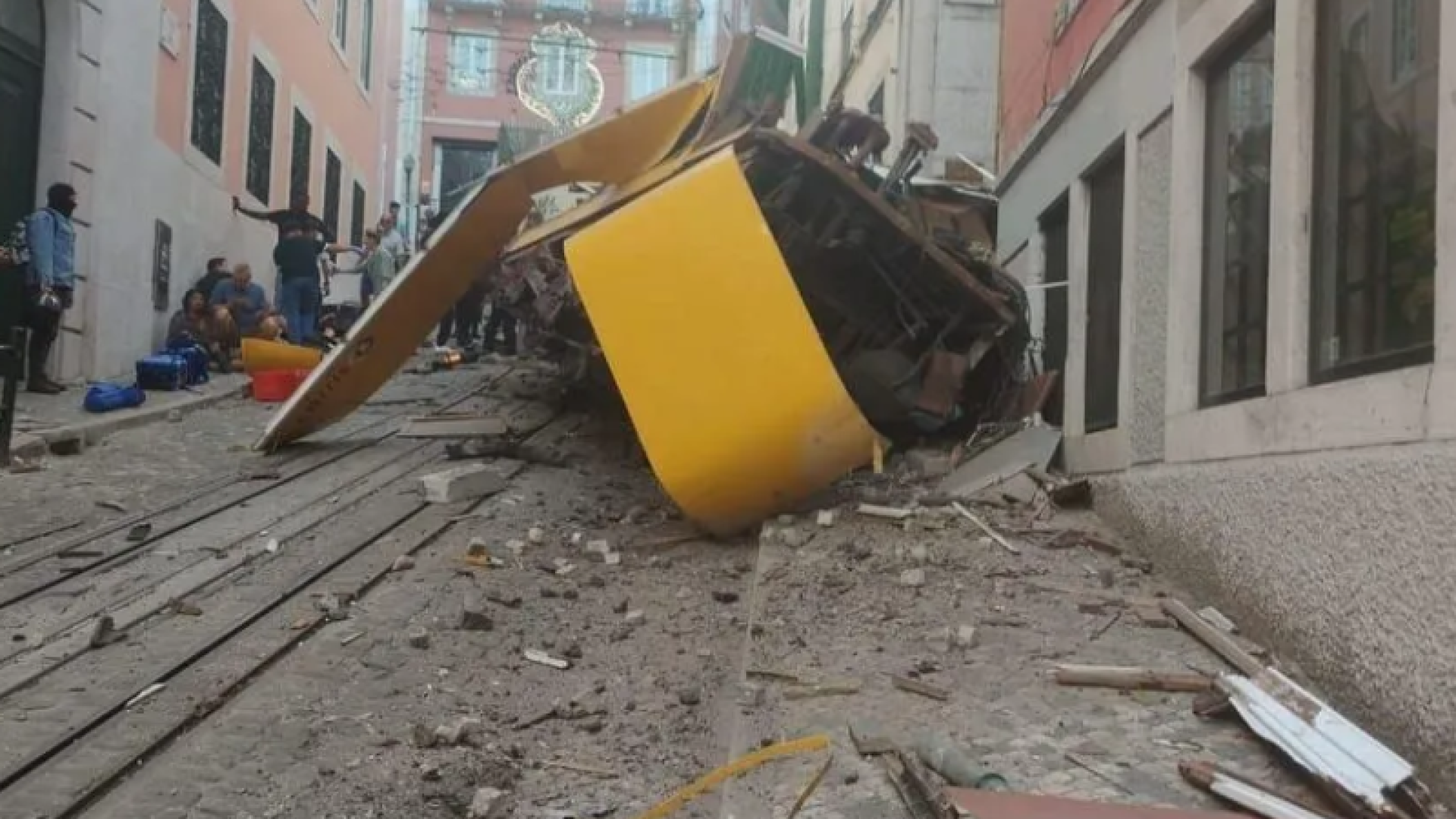 Elevador da Glória descarrila em Lisboa e deixa ao menos três mortos e mais de 20 feridos