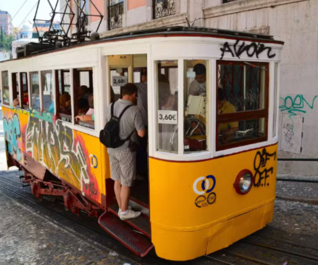 Tragédia em Lisboa: sobe para 17 o número de mortos após descarrilamento de bondinho turístico