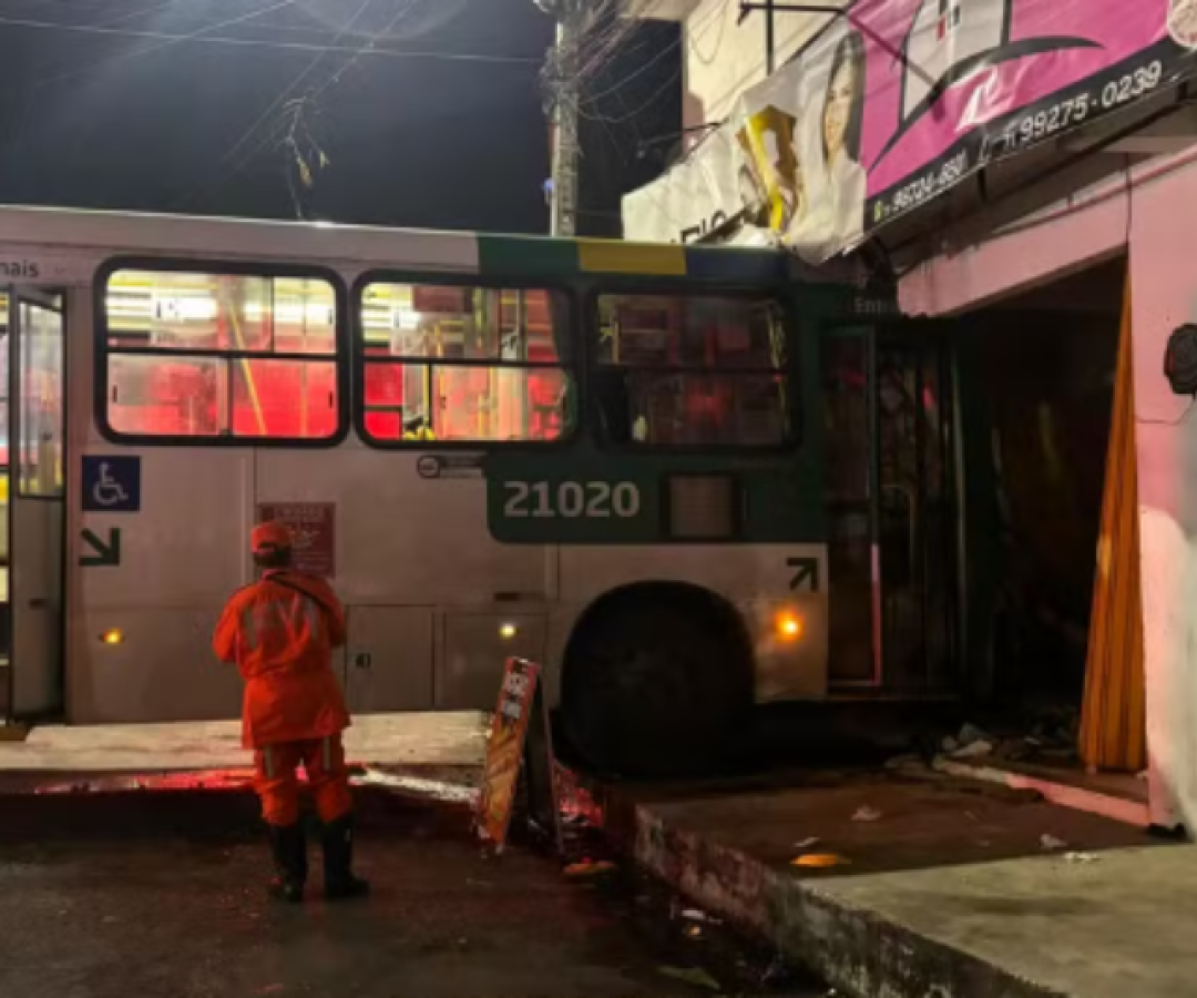 Ônibus colide com prédio e deixa 12 feridos em Salvador