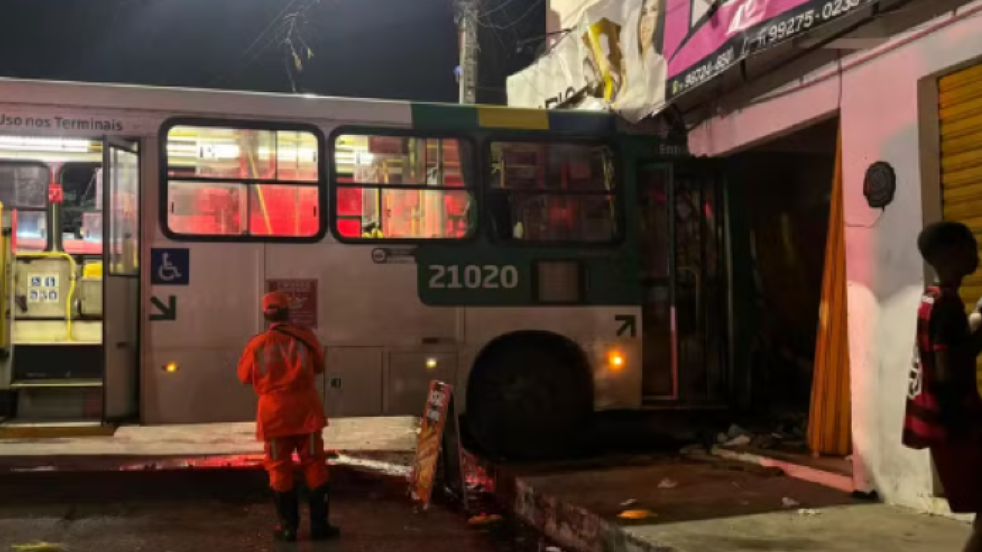 Ônibus colide com prédio e deixa 12 feridos em Salvador