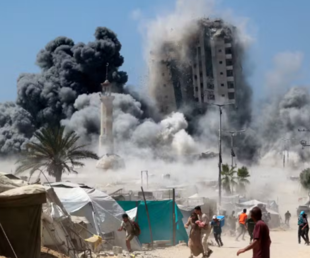 Moradores relatam pânico: Israel derruba prédio de 14 andares em Gaza em novo avanço militar