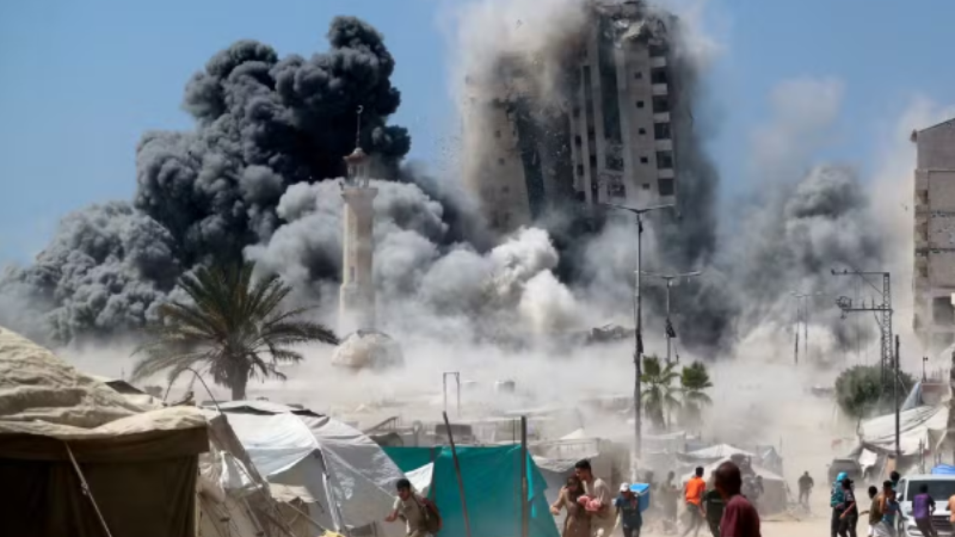 Moradores relatam pânico: Israel derruba prédio de 14 andares em Gaza em novo avanço militar