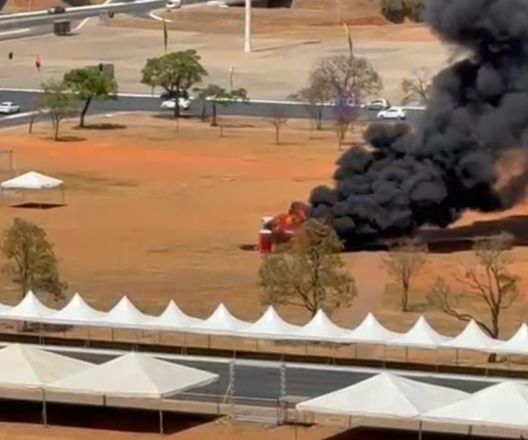 Banheiros químicos pegam fogo na Esplanada dos Ministérios e provocam fumaça em Brasília