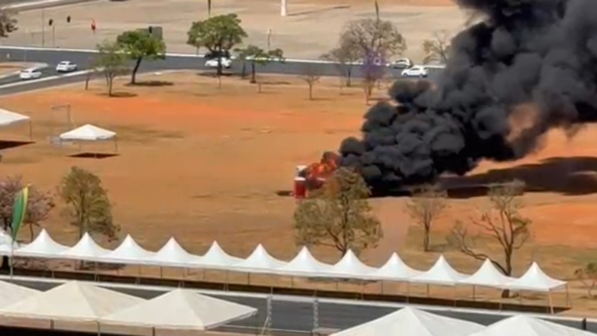 Banheiros químicos pegam fogo na Esplanada dos Ministérios e provocam fumaça em Brasília