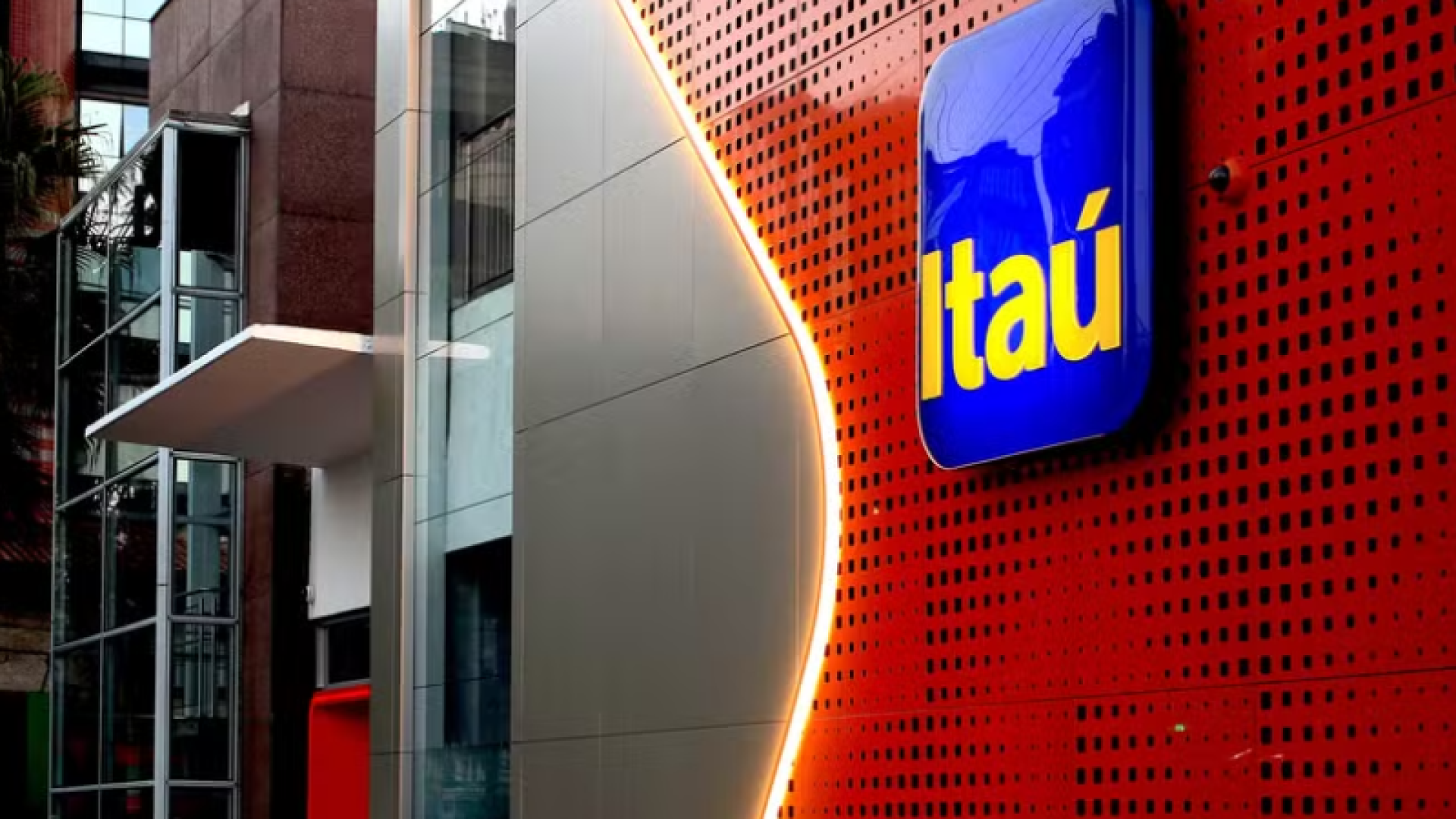 Itaú usa programa de monitoramento digital para demitir funcionários em massa