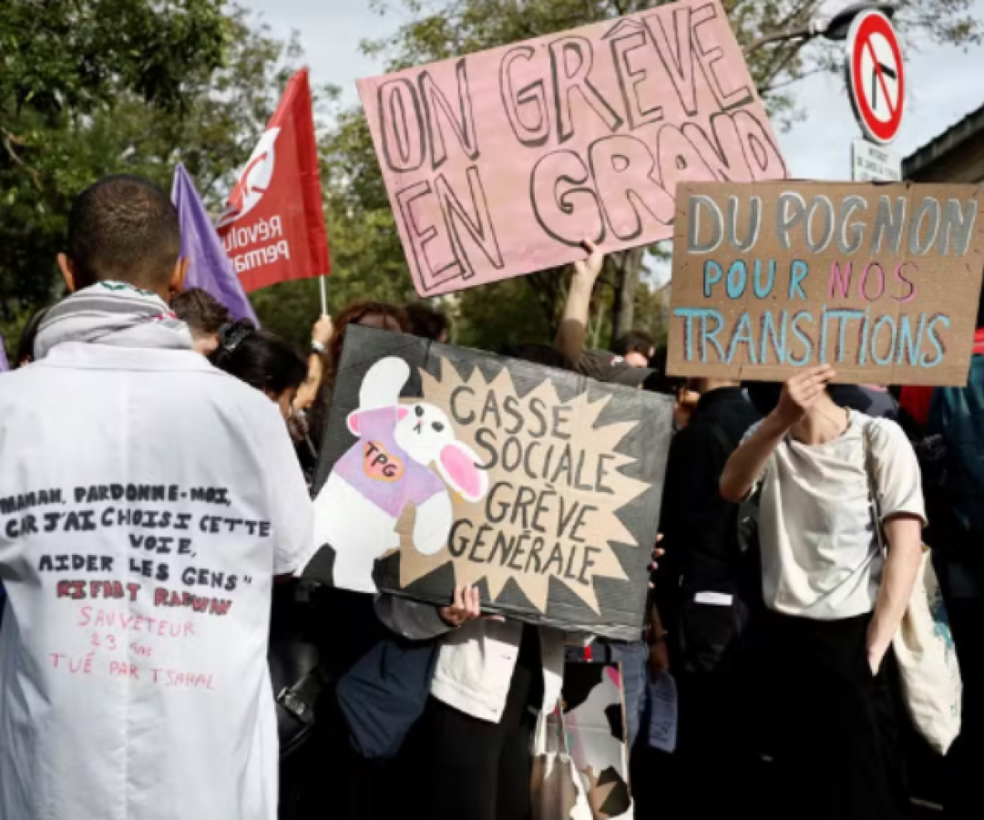 França tem dia de protestos contra novo premiê e cortes orçamentários; 200 são presos