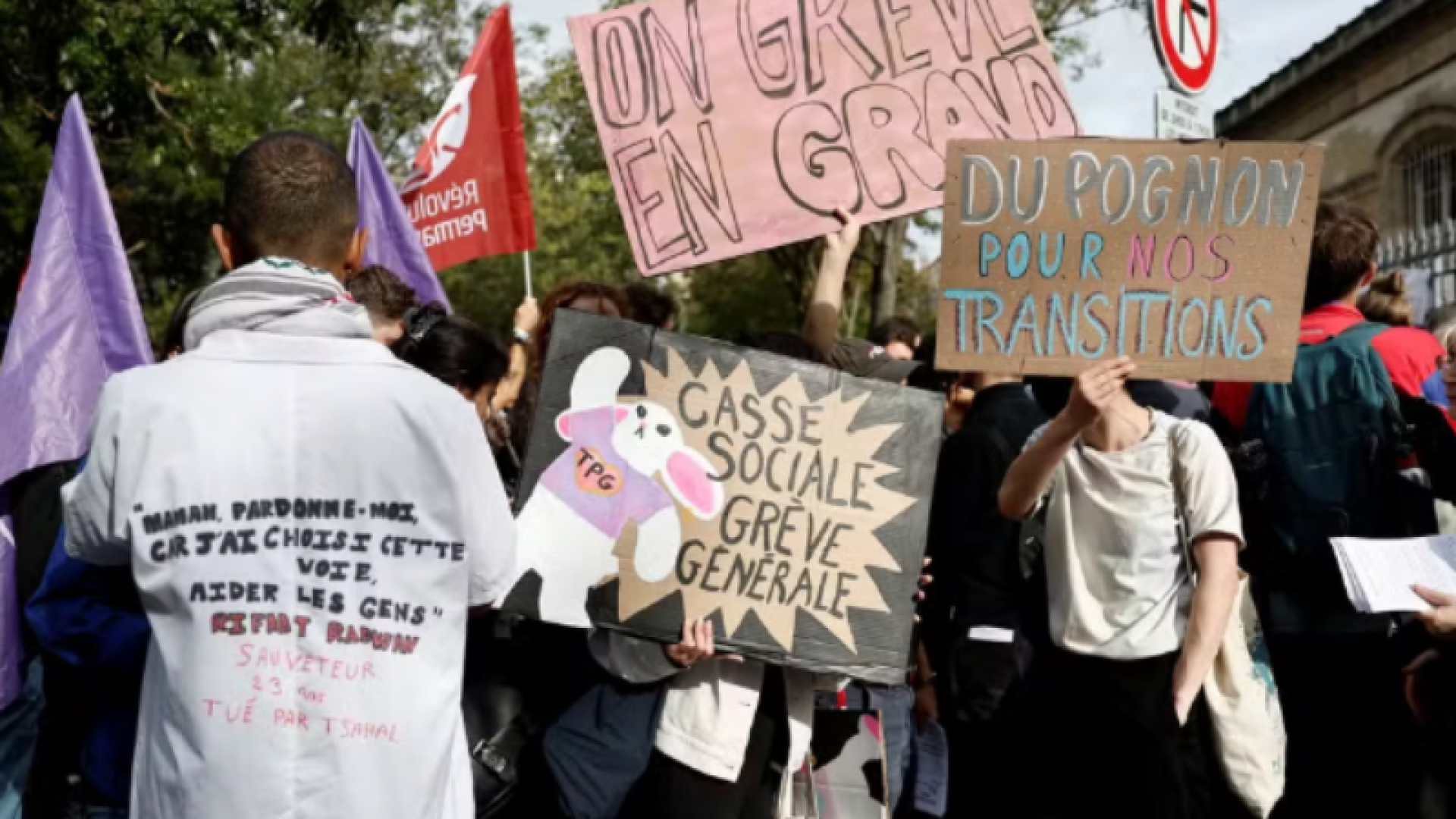 França tem dia de protestos contra novo premiê e cortes orçamentários; 200 são presos