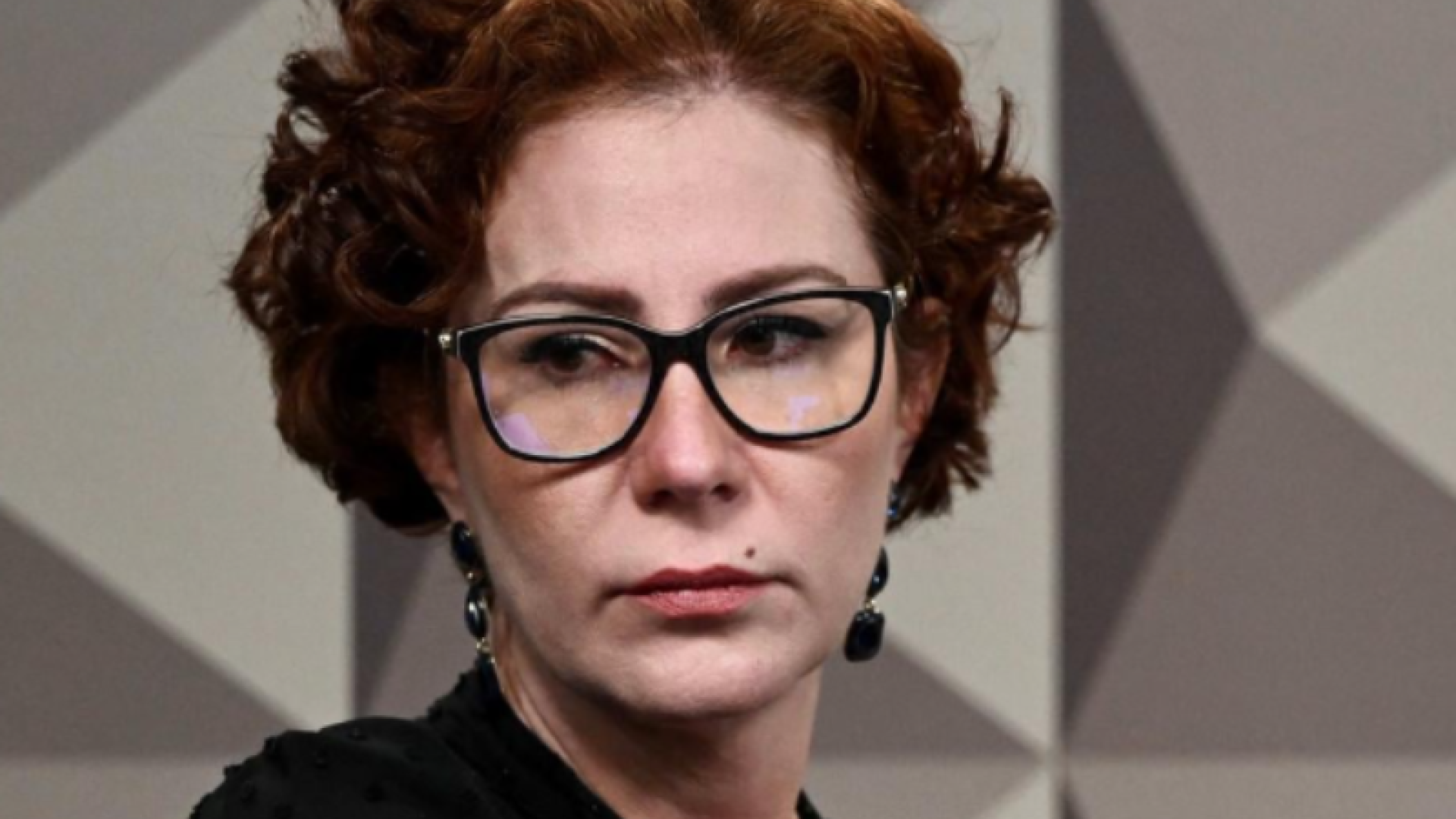 Presa na Itália, Carla Zambelli participa de audiência na Câmara e troca acusações com hacker Walter Delgatti