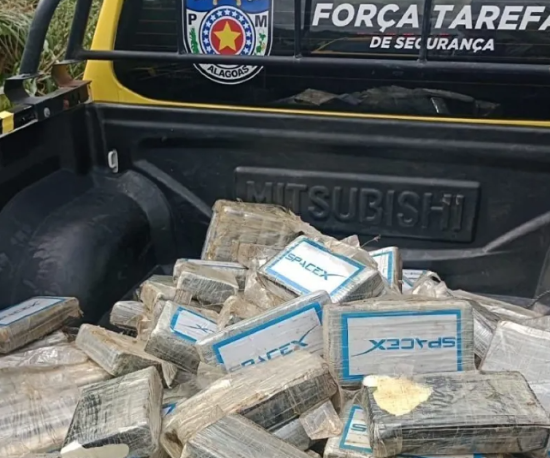 Avião com 200 kg de cocaína cai em canavial de Coruripe (AL)