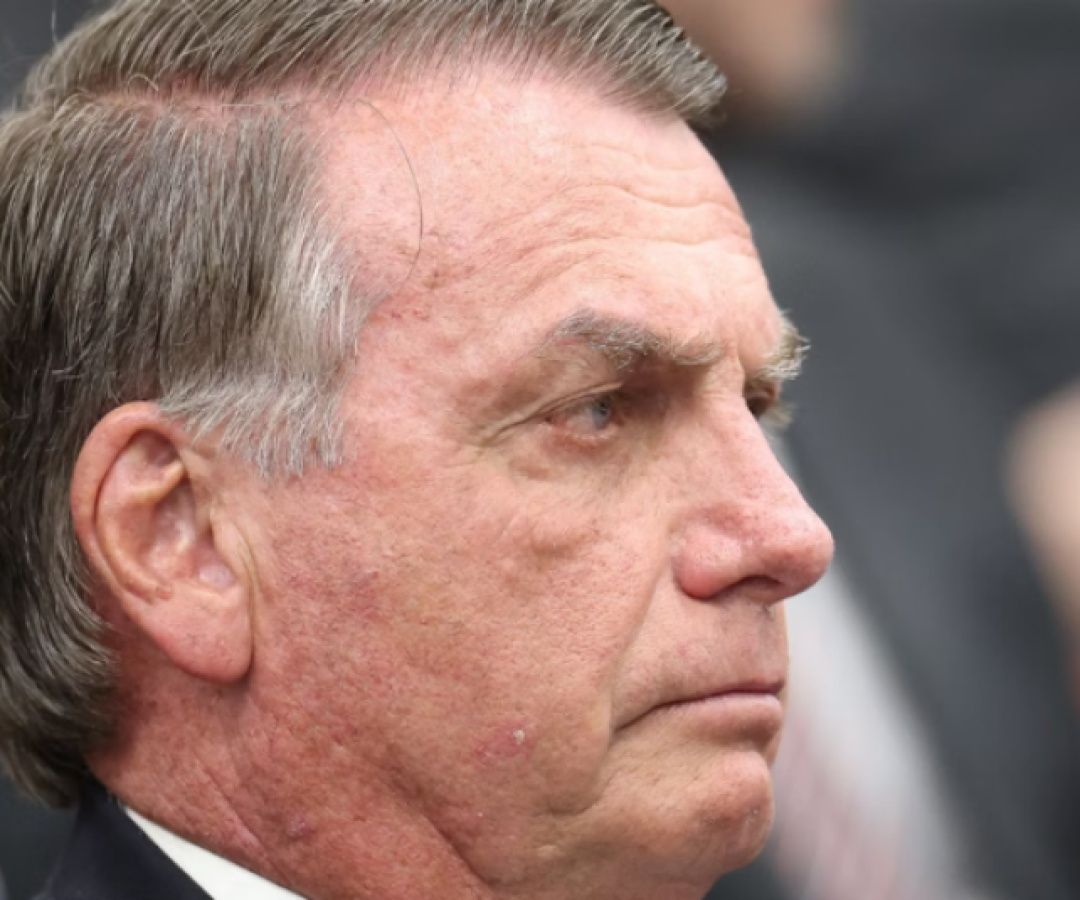 Bolsonaro deixa prisão domiciliar às pressas e é levado a hospital em Brasília