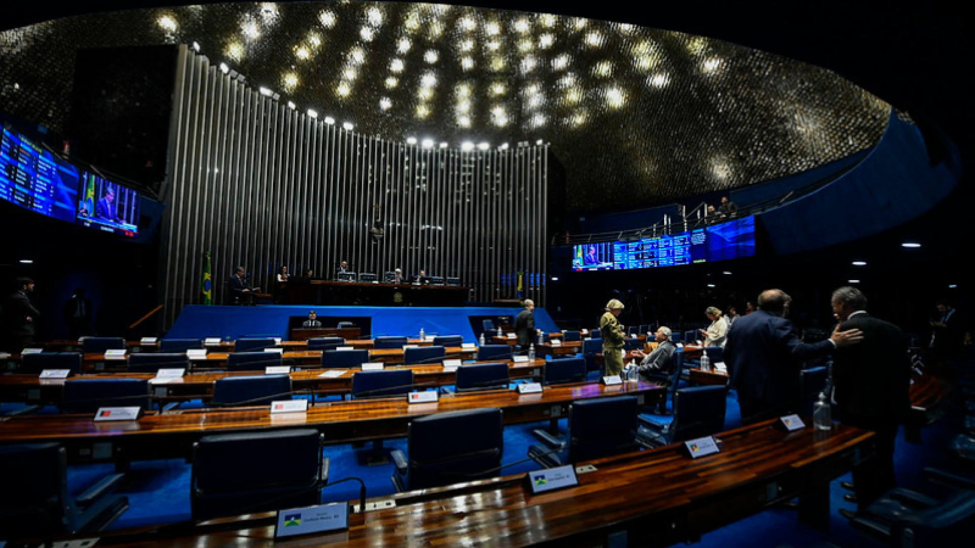 Câmara aprova PEC da Blindagem com amplo apoio do Centrão e votos divididos no PT