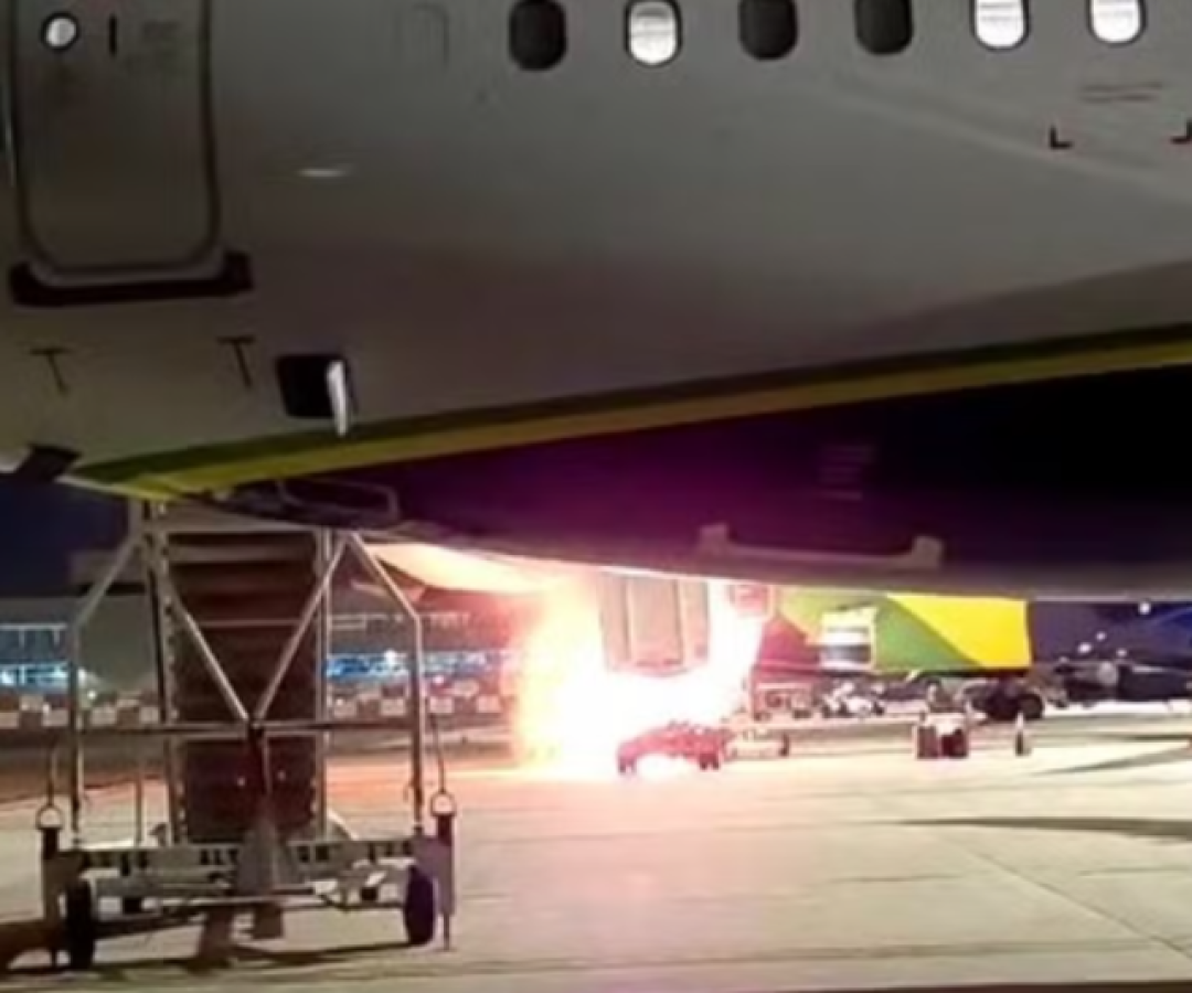 Caminhão pega fogo na pista do Aeroporto de Viracopos, em Campinas (SP)