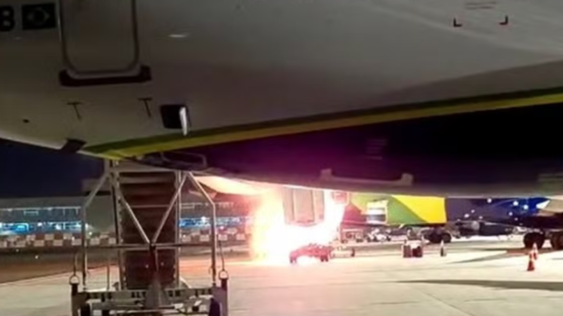 Caminhão pega fogo na pista do Aeroporto de Viracopos, em Campinas (SP)