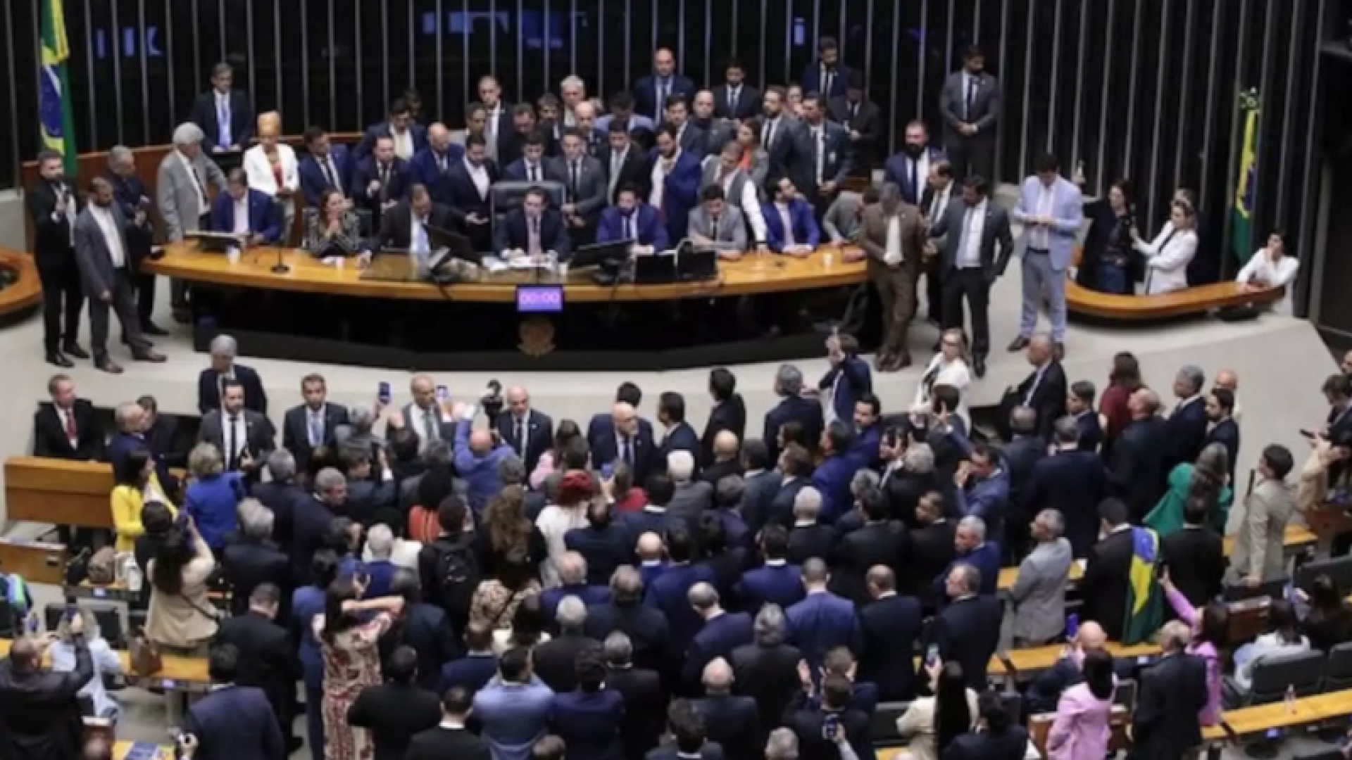 Centrão tenta reincluir votação secreta em PEC da Blindagem