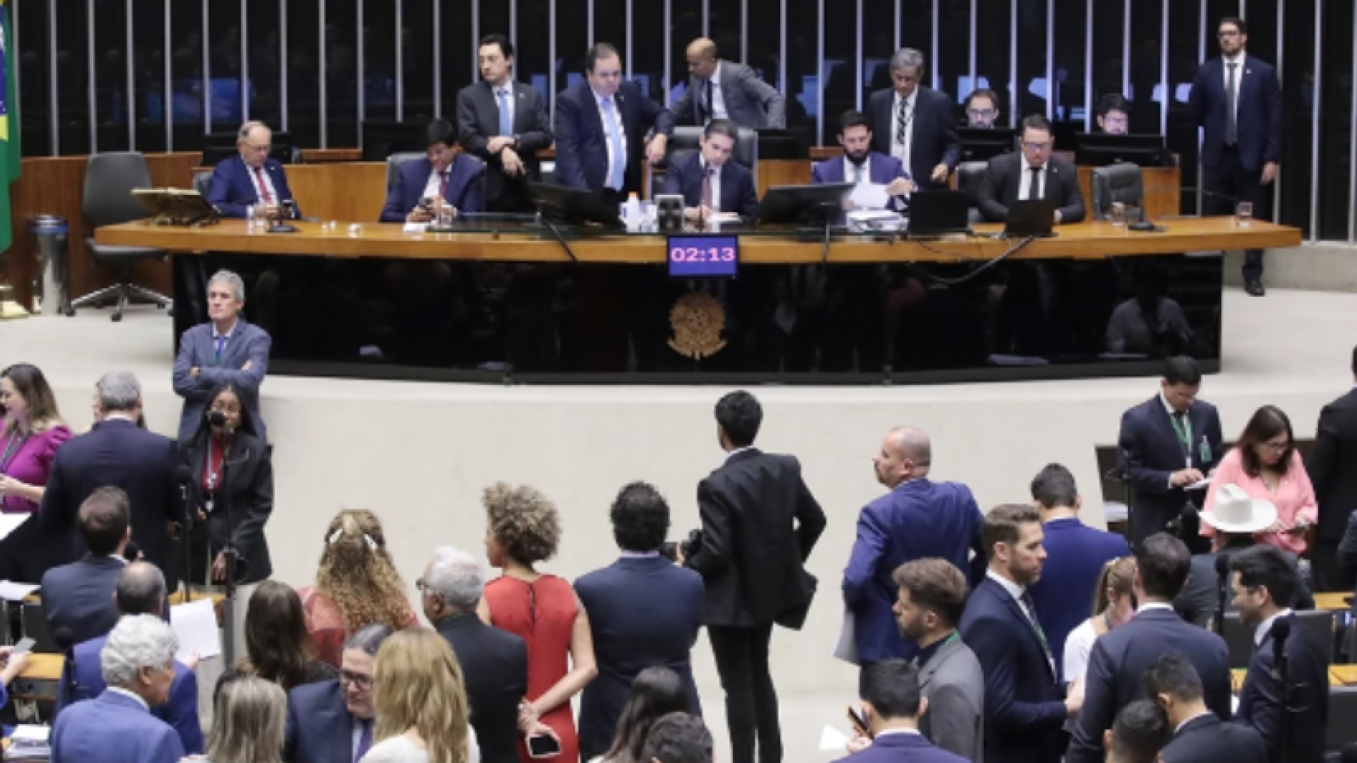 Centrão articula e garante retorno do voto secreto na PEC da Blindagem