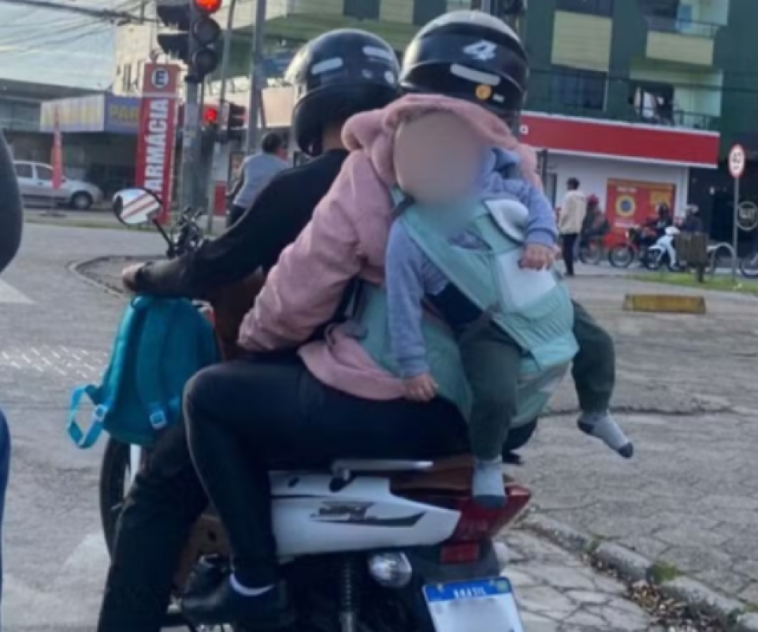 Bebê é carregado como "canguru" na moto e causa revolta nas redes