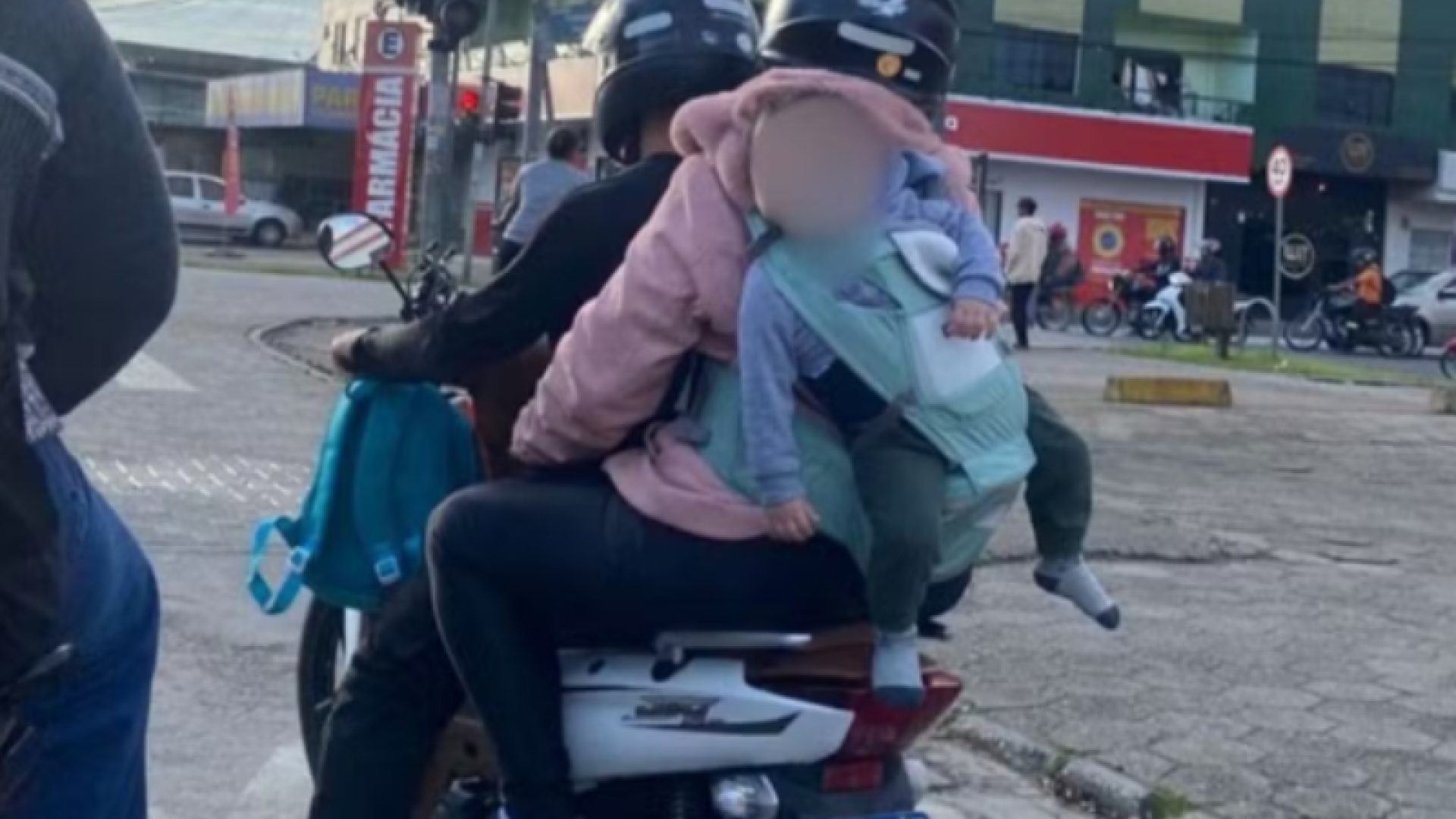 Bebê é carregado como "canguru" na moto e causa revolta nas redes