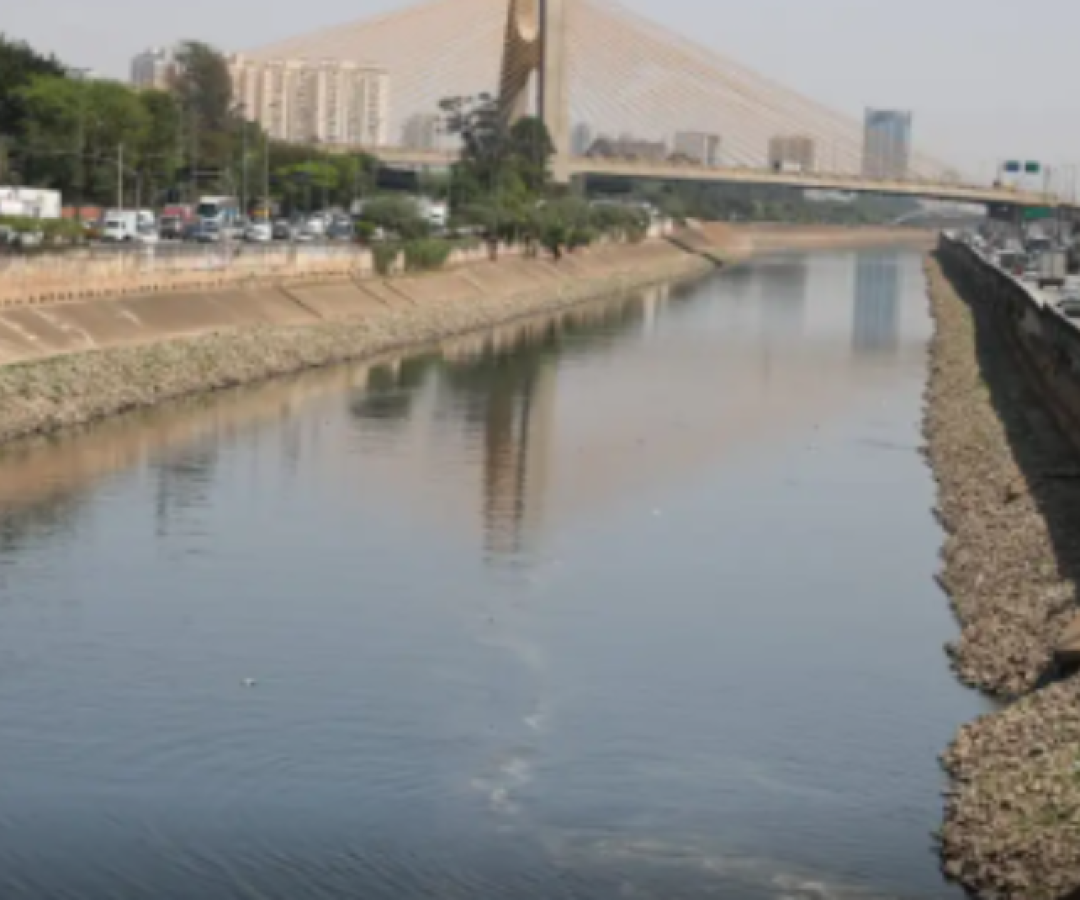 Rio Tietê continua vulnerável apesar de redução da mancha de poluição