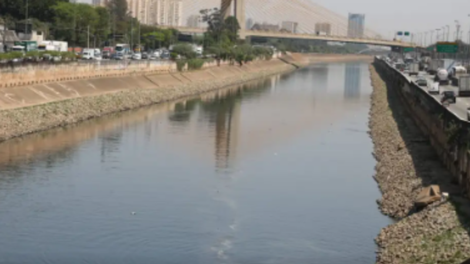 Rio Tietê continua vulnerável apesar de redução da mancha de poluição