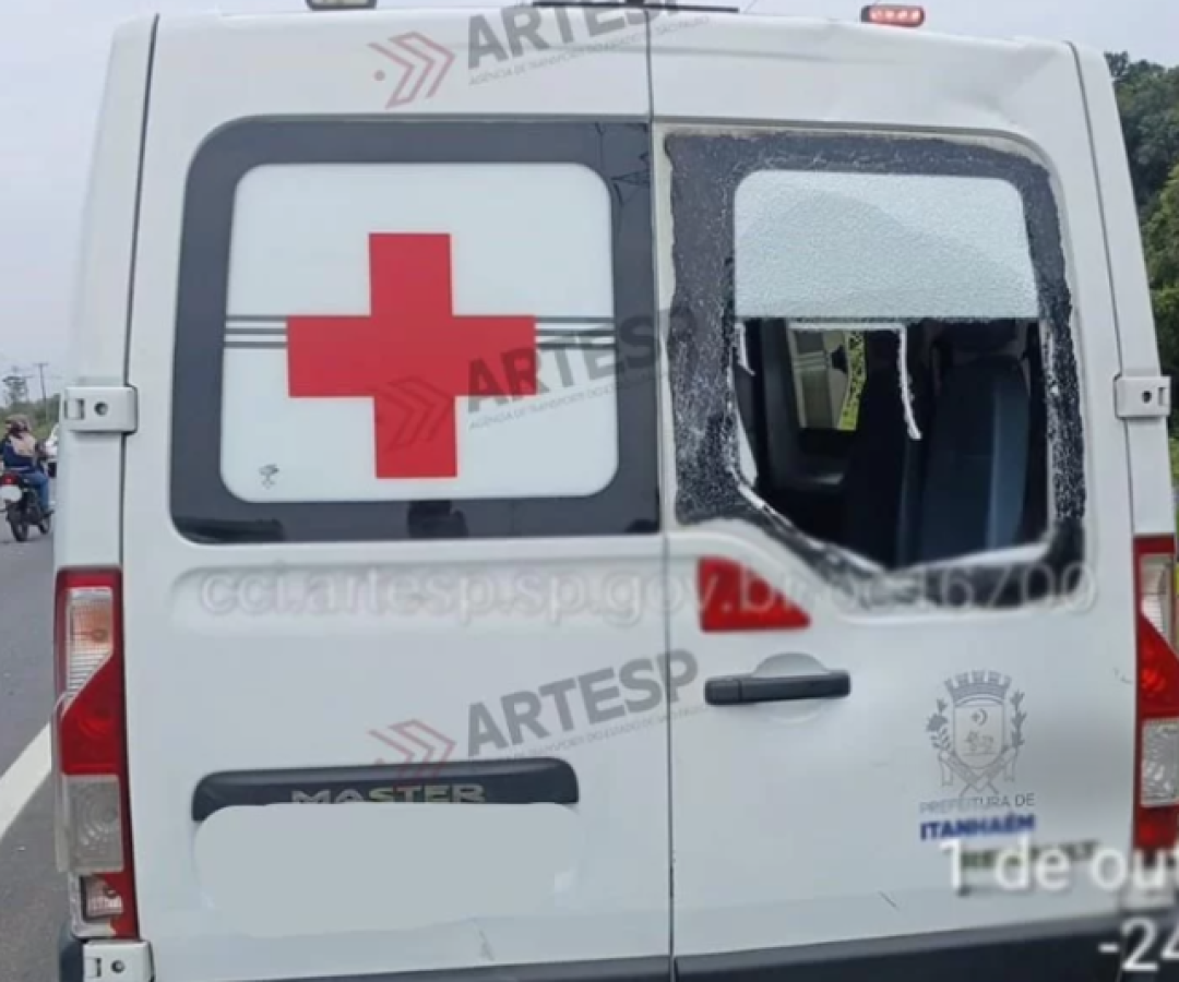 Motociclista bate em ambulância da Prefeitura e se fere em rodovia de Itanhaém