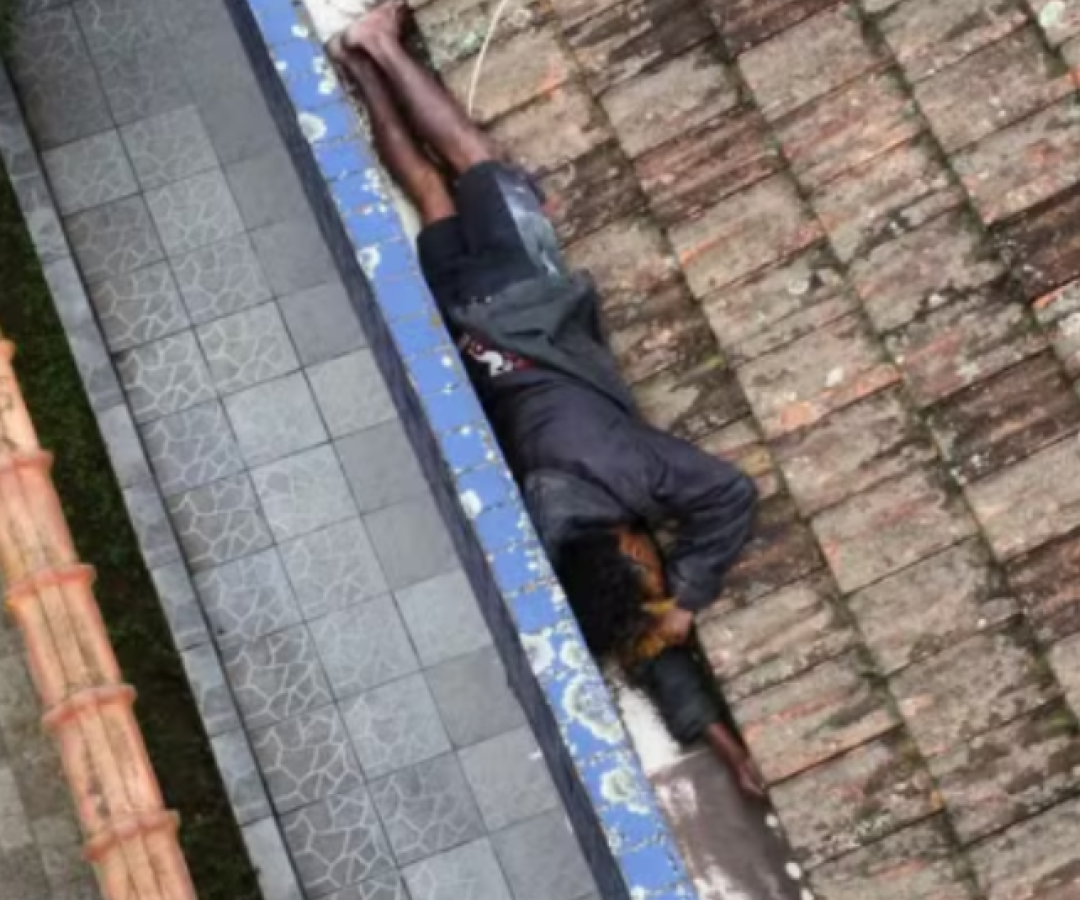 Flagra no telhado: ex-vocalista é preso após invadir casa em São Vicente