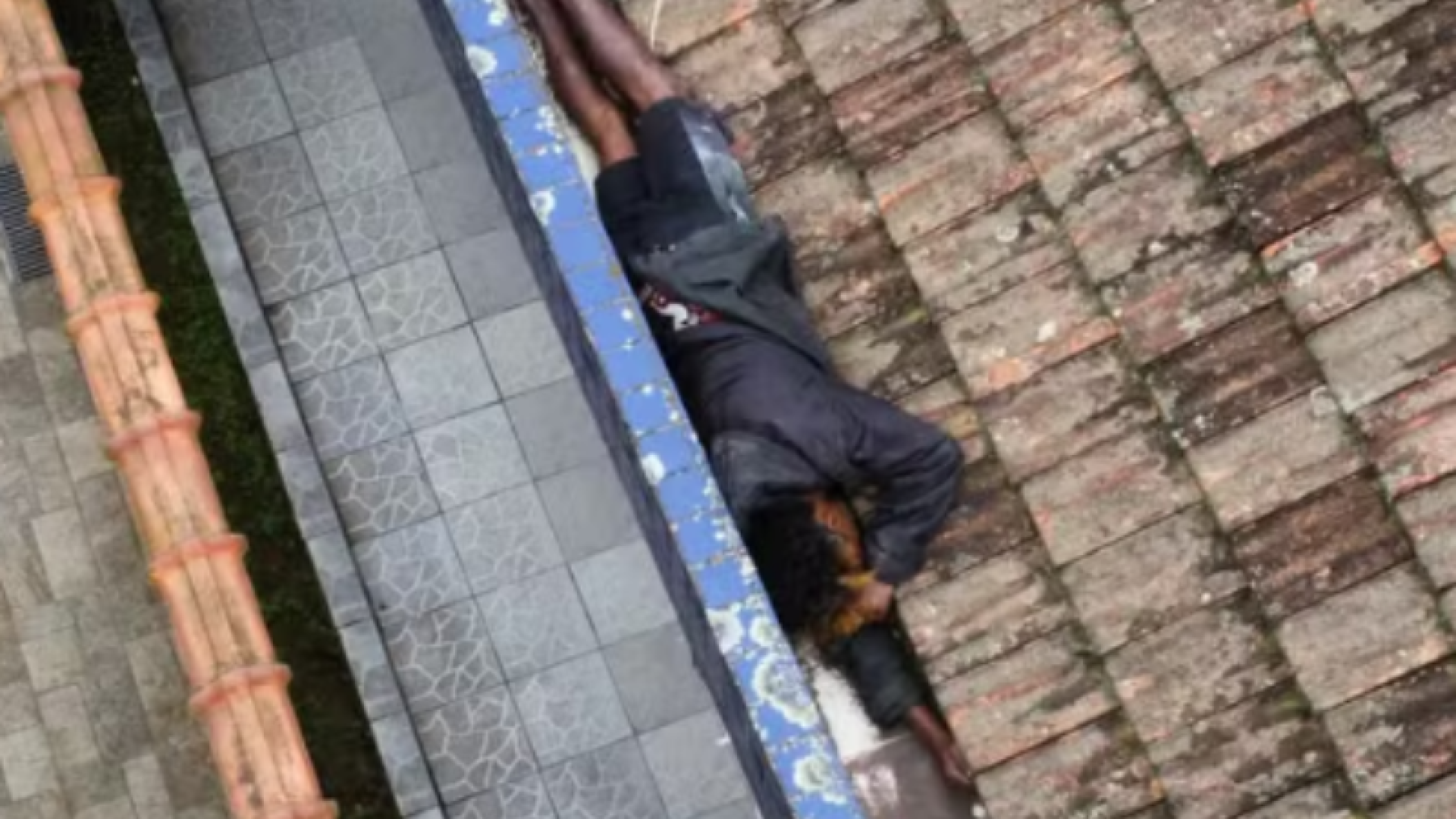 Flagra no telhado: ex-vocalista é preso após invadir casa em São Vicente