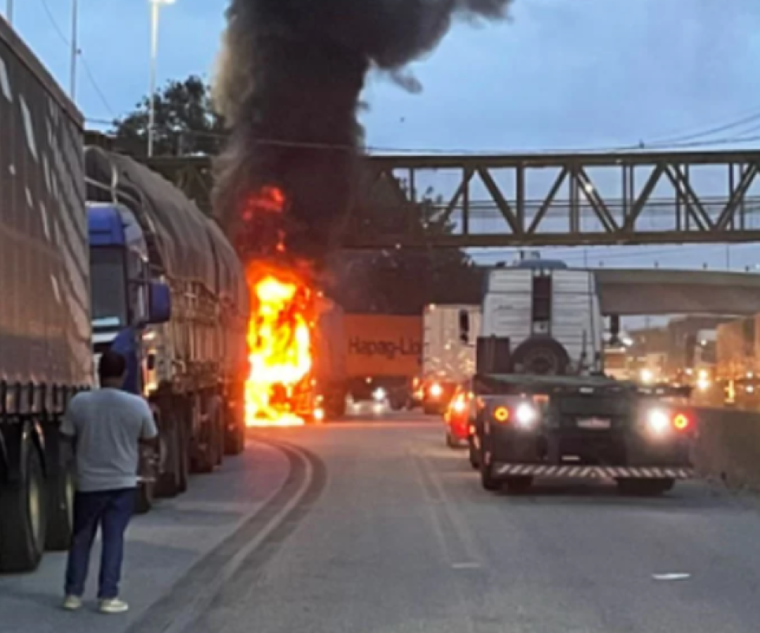 Um caminhão que transportava algodão pegou fogo no início da noite desta quinta-feira (2) no km 62 da Rodovia Anchieta, em Santos, no litoral de São Paulo. O incêndio atingiu a carreta que seguia no sentido Capital, próximo ao elevado de acesso à Zona Noroeste. Segundo a concessionária Ecovias, responsável pelo trecho, equipes de apoio foram acionadas imediatamente, junto com a Polícia Militar Rodoviária (PMRv) e o Corpo de Bombeiros. Para o atendimento à ocorrência, a faixa 1 precisou ser interditada, mas o tráfego não chegou a registrar congestionamento. O Corpo de Bombeiros informou que enviou cinco viaturas ao local para controlar as chamas. O trabalho de combate ao fogo foi concentrado também na Avenida Marginal Direita da Anchieta. De acordo com a corporação, ninguém ficou ferido. As causas do incêndio ainda não foram divulgadas.