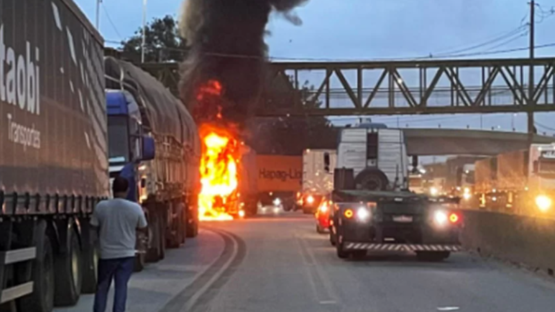 Um caminhão que transportava algodão pegou fogo no início da noite desta quinta-feira (2) no km 62 da Rodovia Anchieta, em Santos, no litoral de São Paulo. O incêndio atingiu a carreta que seguia no sentido Capital, próximo ao elevado de acesso à Zona Noroeste. Segundo a concessionária Ecovias, responsável pelo trecho, equipes de apoio foram acionadas imediatamente, junto com a Polícia Militar Rodoviária (PMRv) e o Corpo de Bombeiros. Para o atendimento à ocorrência, a faixa 1 precisou ser interditada, mas o tráfego não chegou a registrar congestionamento. O Corpo de Bombeiros informou que enviou cinco viaturas ao local para controlar as chamas. O trabalho de combate ao fogo foi concentrado também na Avenida Marginal Direita da Anchieta. De acordo com a corporação, ninguém ficou ferido. As causas do incêndio ainda não foram divulgadas.