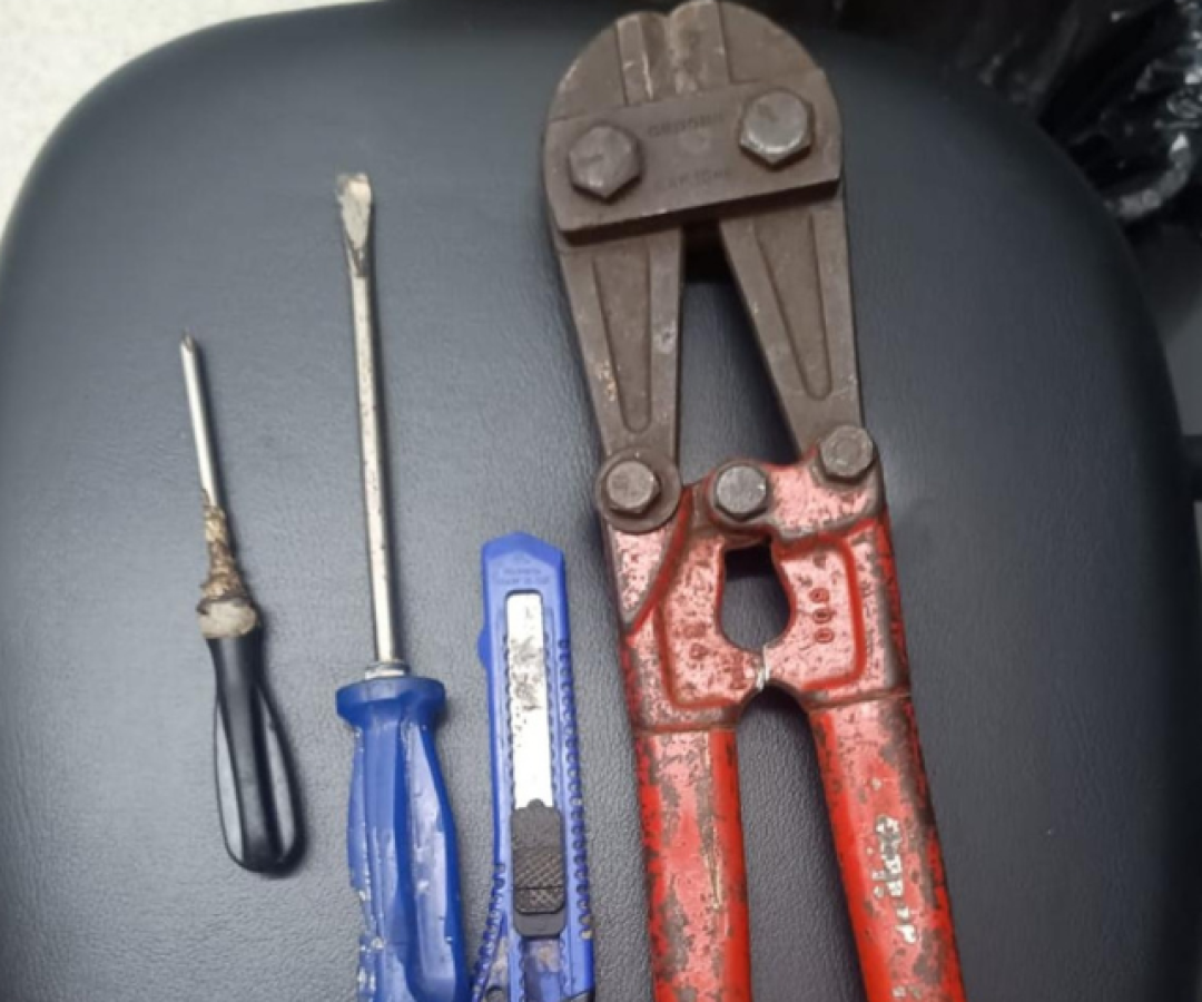 Dois homens foram presos em flagrante pela Rondas Ostensivas Municipais (ROMU) Oswaldo Justo, da Guarda Civil Municipal (GCM) de Santos, após furtarem canos de cobre e partes de compressores de ar-condicionado em um estabelecimento comercial na Ponta da Praia. A ação aconteceu na noite de quinta-feira (2), por volta das 19h58, na Rua Henrique Soler.