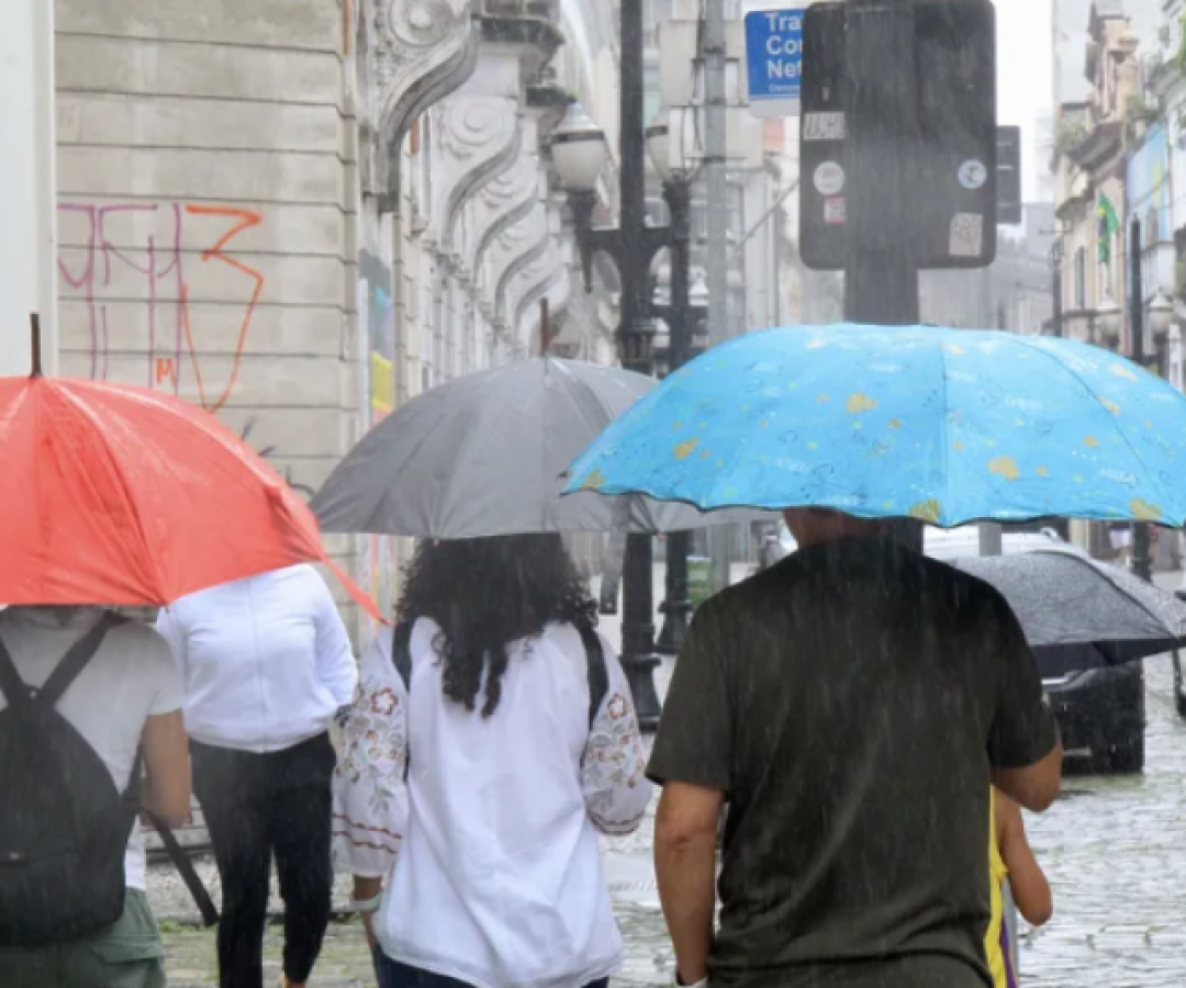 Frente fria traz chuvas e ventos fortes para a Baixada Santista, com queda de temperatura e alerta da Defesa Civil