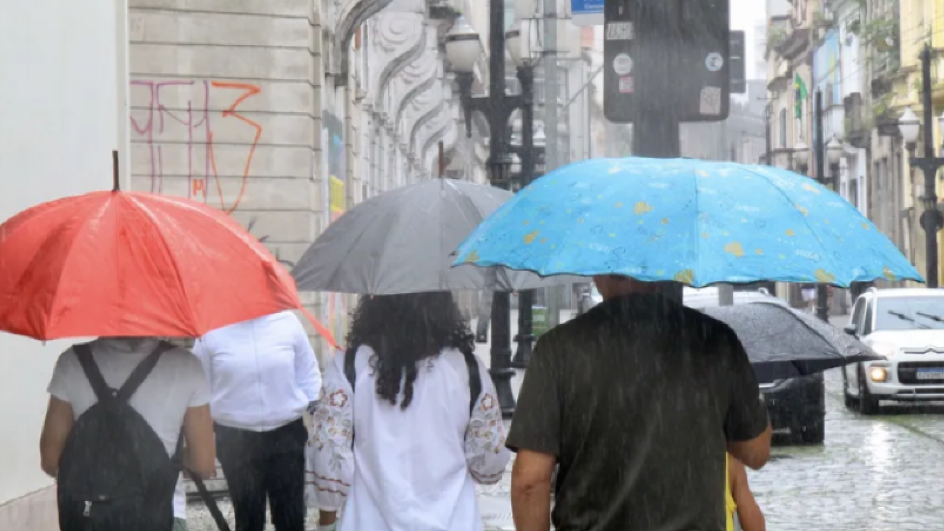 Frente fria traz chuvas e ventos fortes para a Baixada Santista, com queda de temperatura e alerta da Defesa Civil