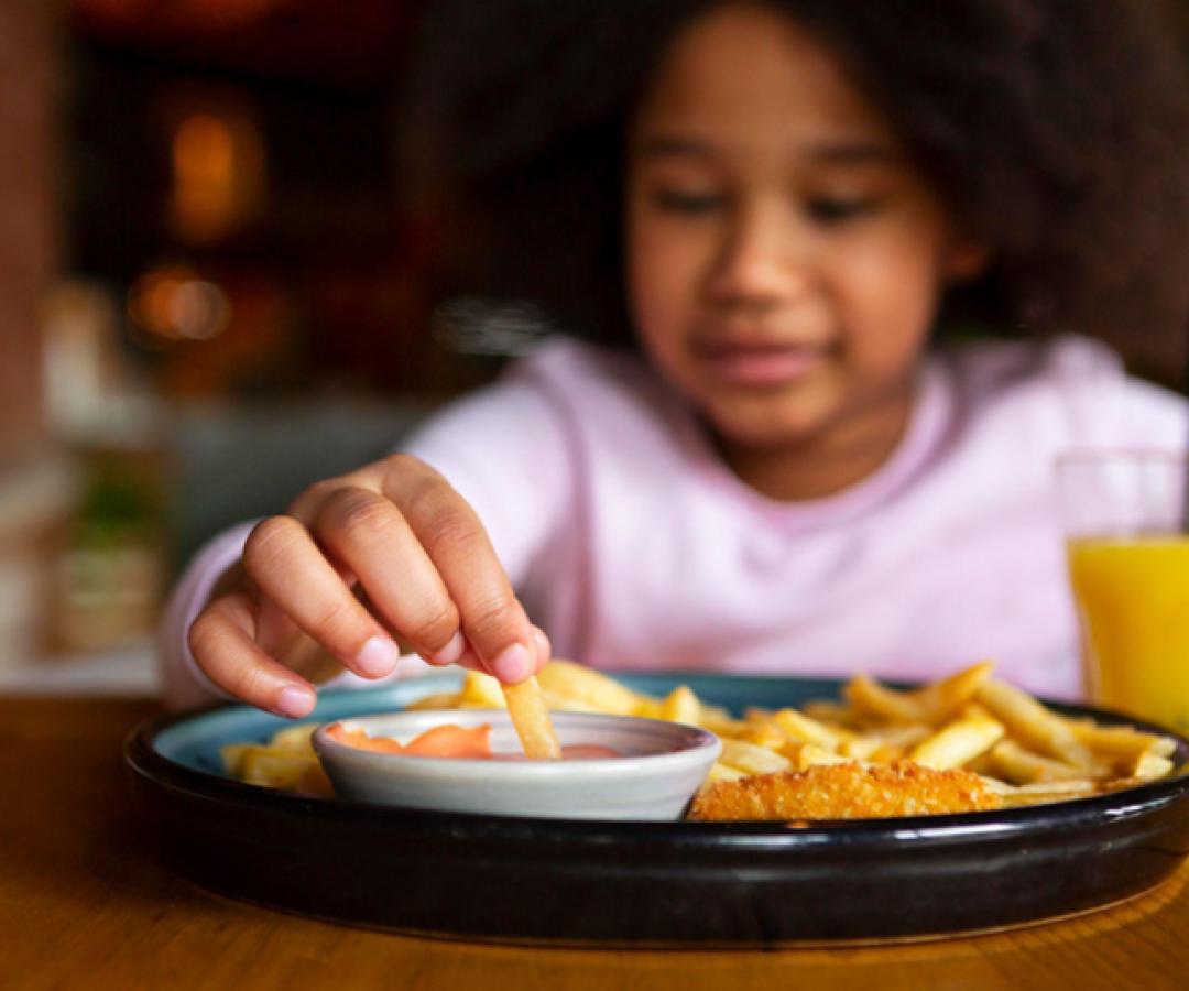 Obesidade infantil atinge 1 em cada 3 jovens no Brasil; especialista aponta hábitos saudáveis como solução