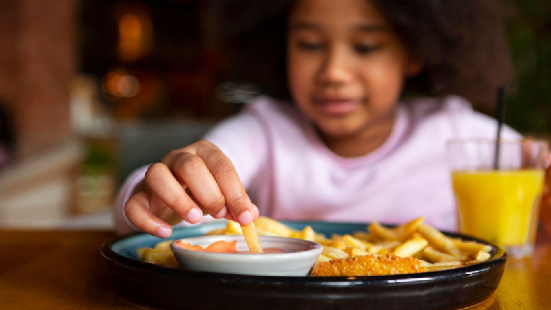 Obesidade infantil atinge 1 em cada 3 jovens no Brasil; especialista aponta hábitos saudáveis como solução
