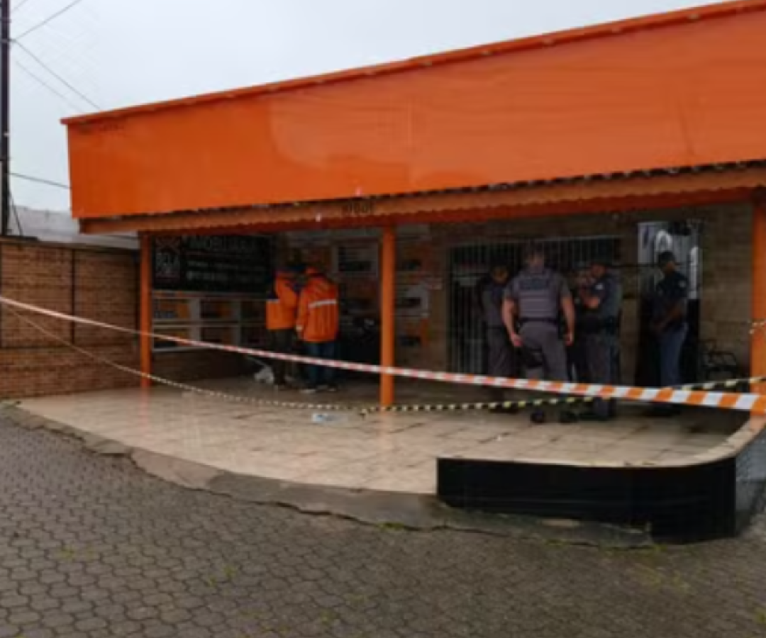 Teto de imobiliária desaba em Praia Grande e deixa três feridos